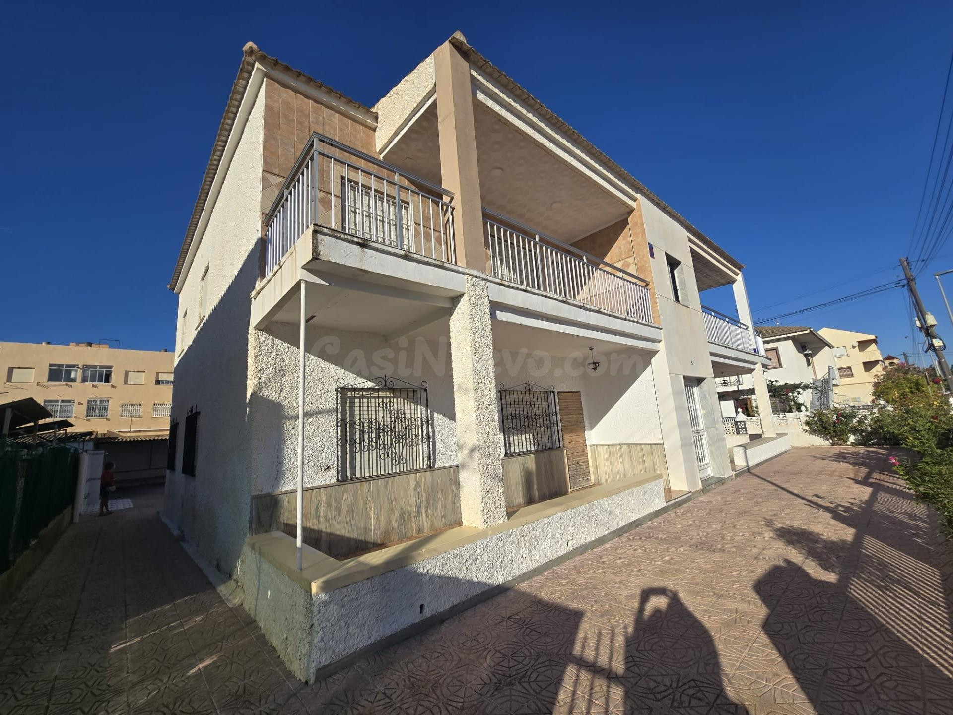 A escasos metros de la playa, amplia y luminosa vivienda con - foto 2