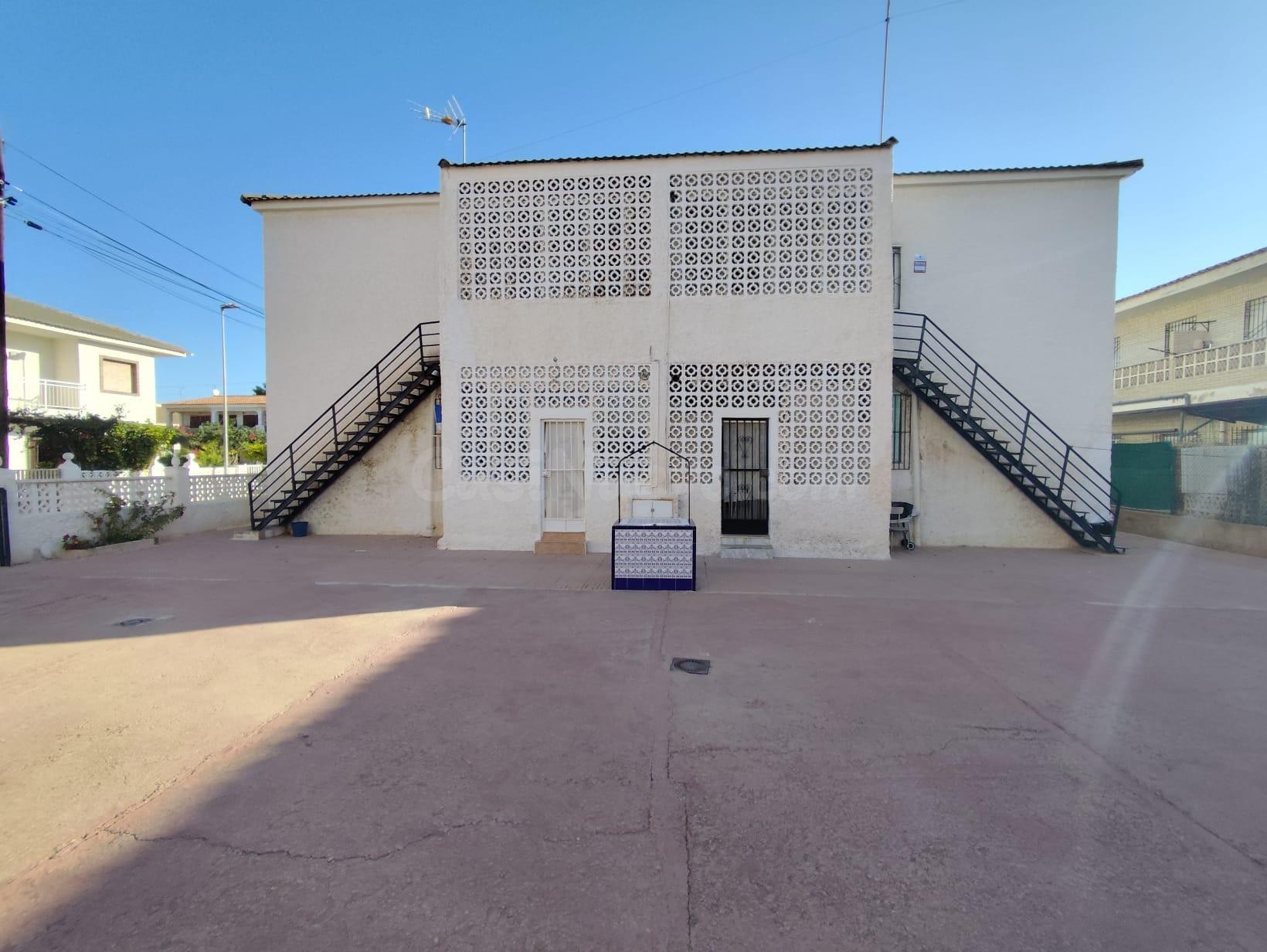 A escasos metros de la playa, amplia y luminosa vivienda con - foto 5