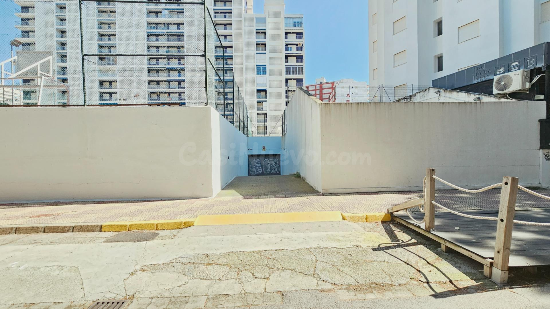 Cabina de garaje cerrada con trastero a 200 m de la playa en - foto 2