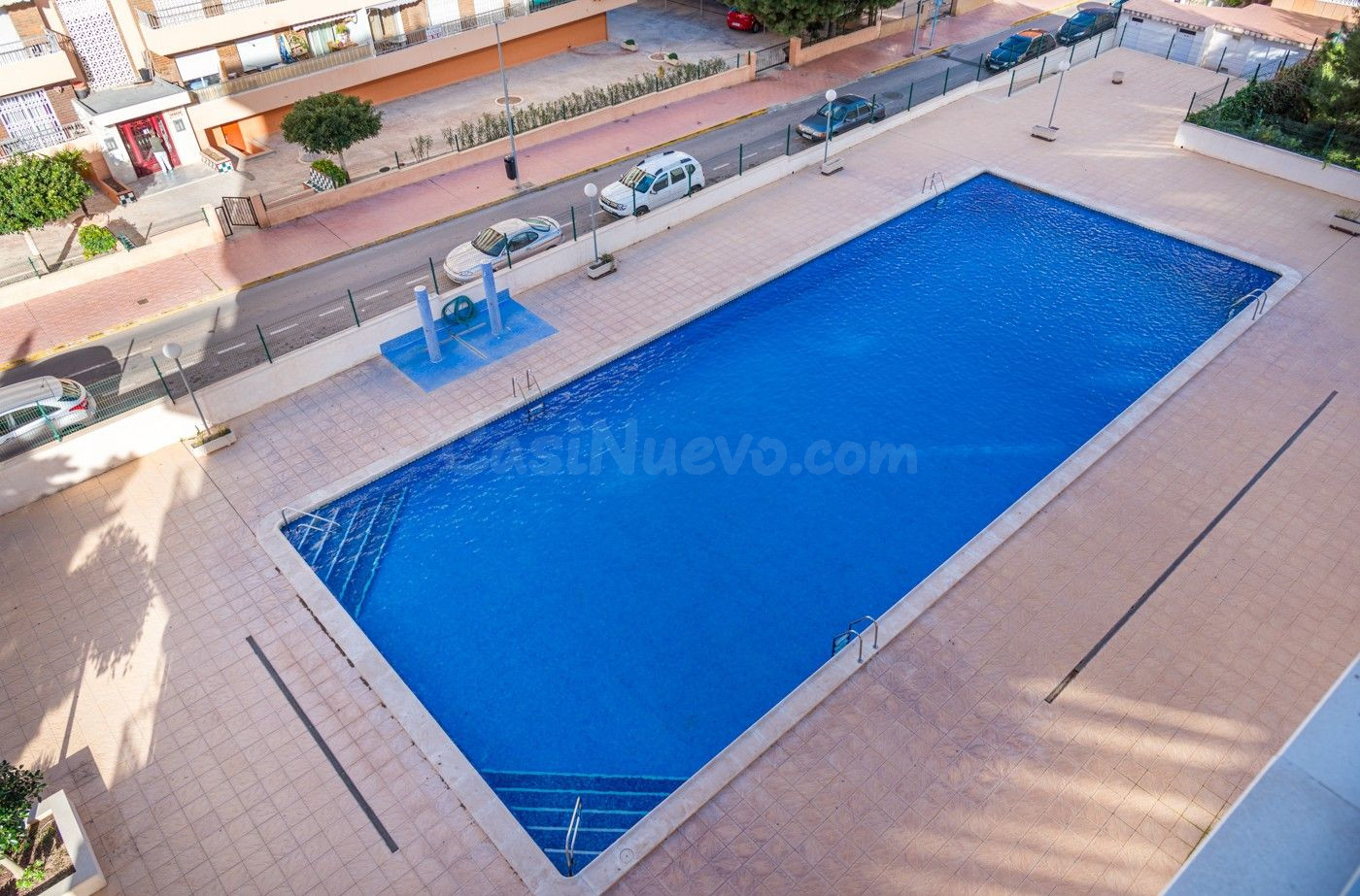 Ático recientemente renovado (aprox. 70 m2). Amplio balcón c - foto 3