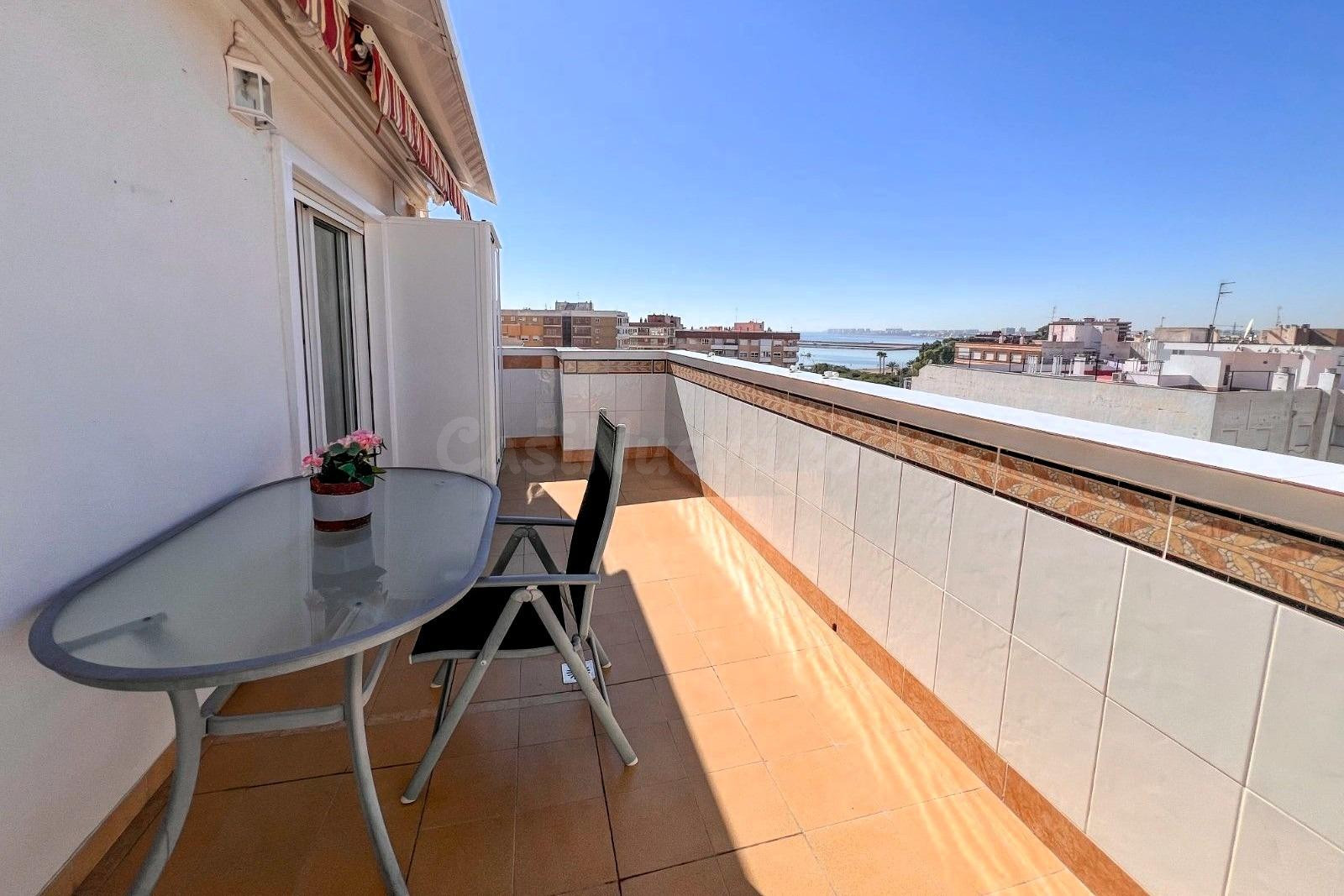 Maravilloso ático (aprox. 92 m2 - 5.ª planta) con amplia terraza al oeste, azotea privada, ubicación céntrica y ¡a solo 350 m de la playa!