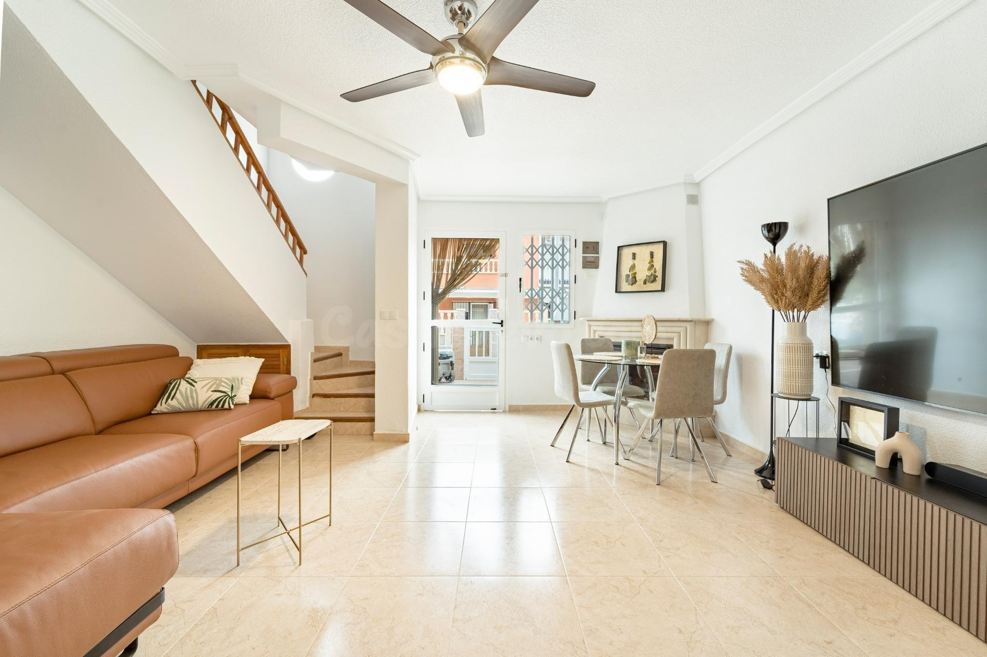 Casa adosada reformada (80 m2) con 4 dormitorios, 2 baños, y