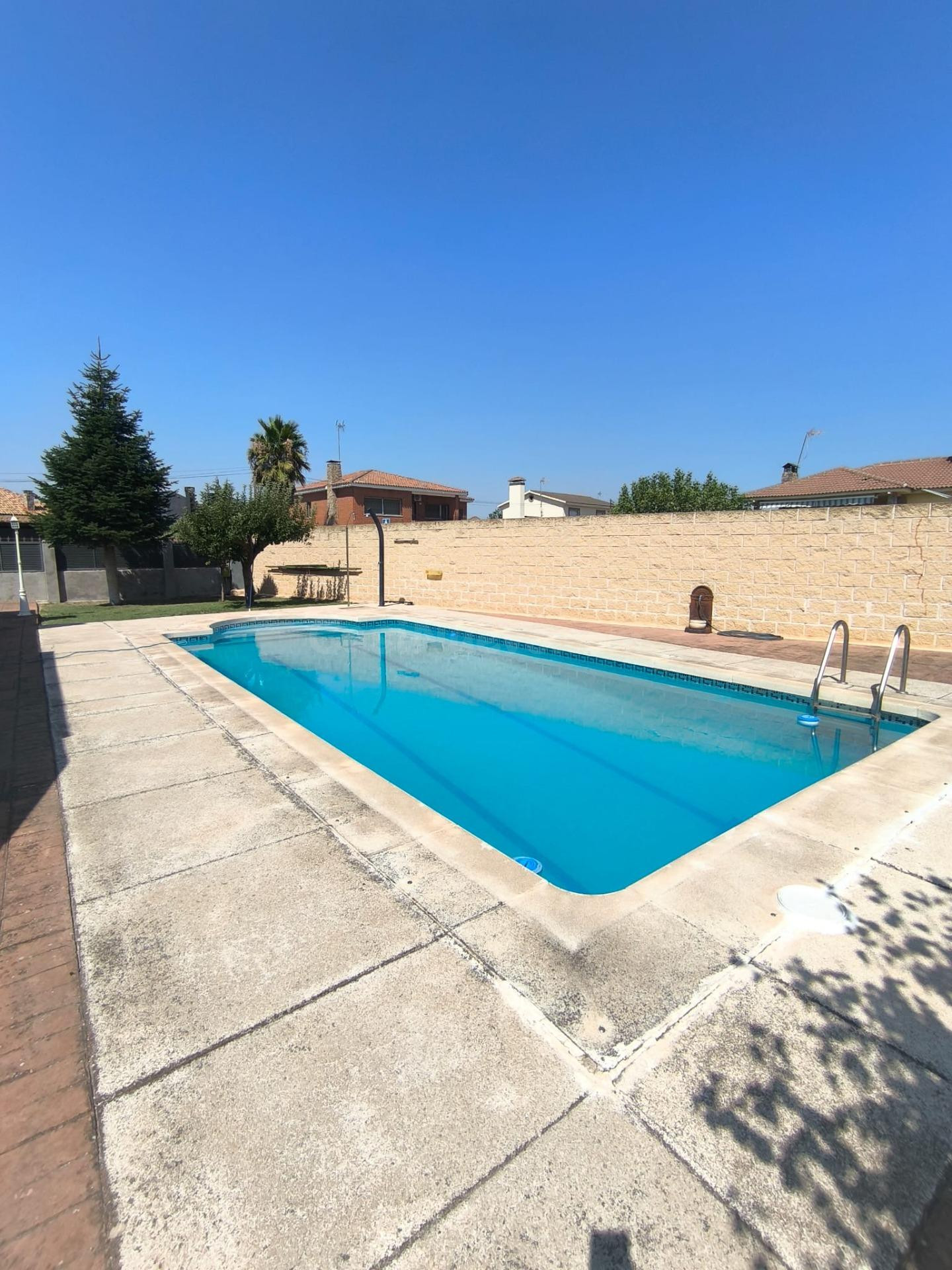 INMOBILIARIA CARVALLO vende en EXCLUSIVA CHALET INDEPENDIENT