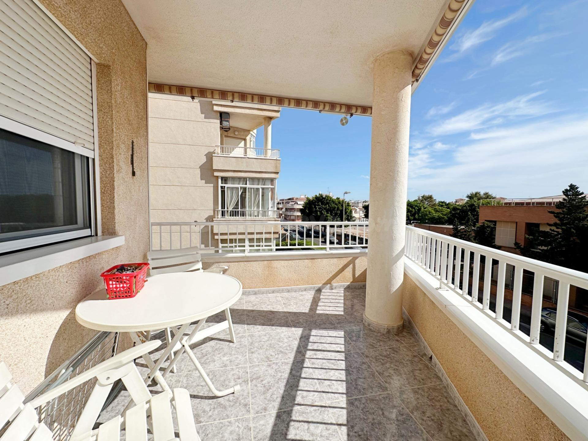 Apartamento céntrico, luminoso y espacioso (aprox. 56 m2 – 2.ª planta). Amplio balcón al sureste, jardín y piscina comunitarios, ¡y a solo 15 minutos a pie de Playa del Cura!