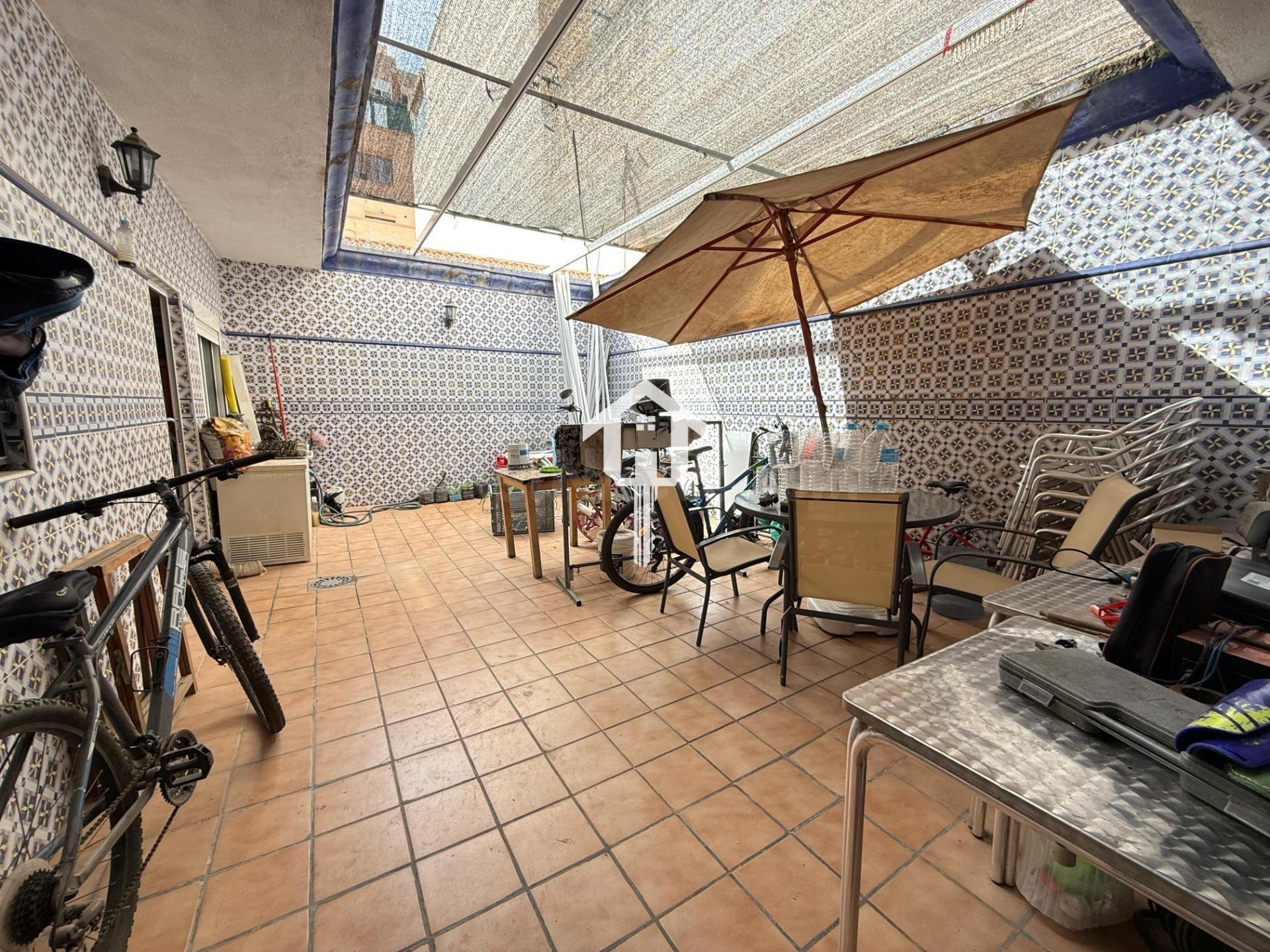 CASA DÚPLEX DE 228M2 EN LOS ÁNGELES DE ALICANTE: PATIO DE 30 - foto 2