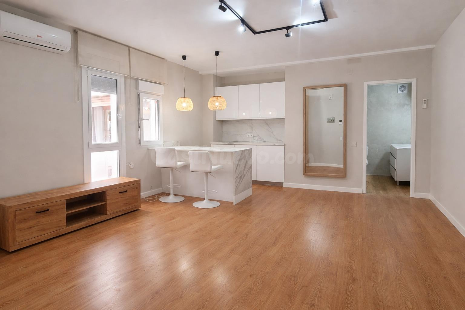 Espacio tipo loft reformado con cocina y baño – ideal despacho o estudio.