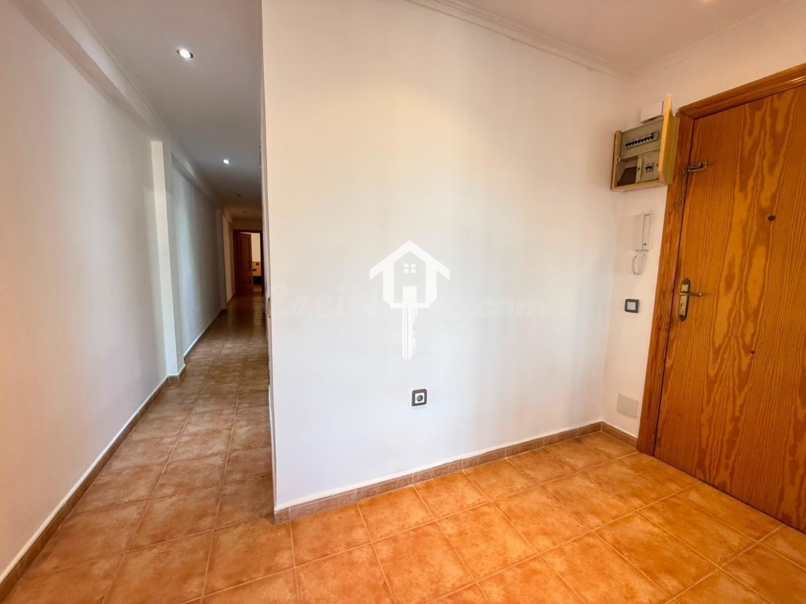 PISO EN VENTA EN ALICANTE. 102m2, TRES habitaciones, 1 BAÑO  - foto 2