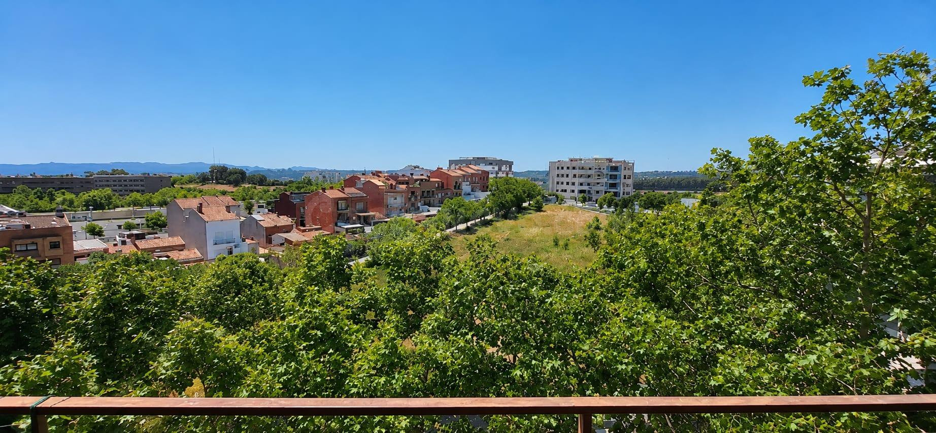 Piso de 4 habitaciones con vistas despejadas  en Can Rull