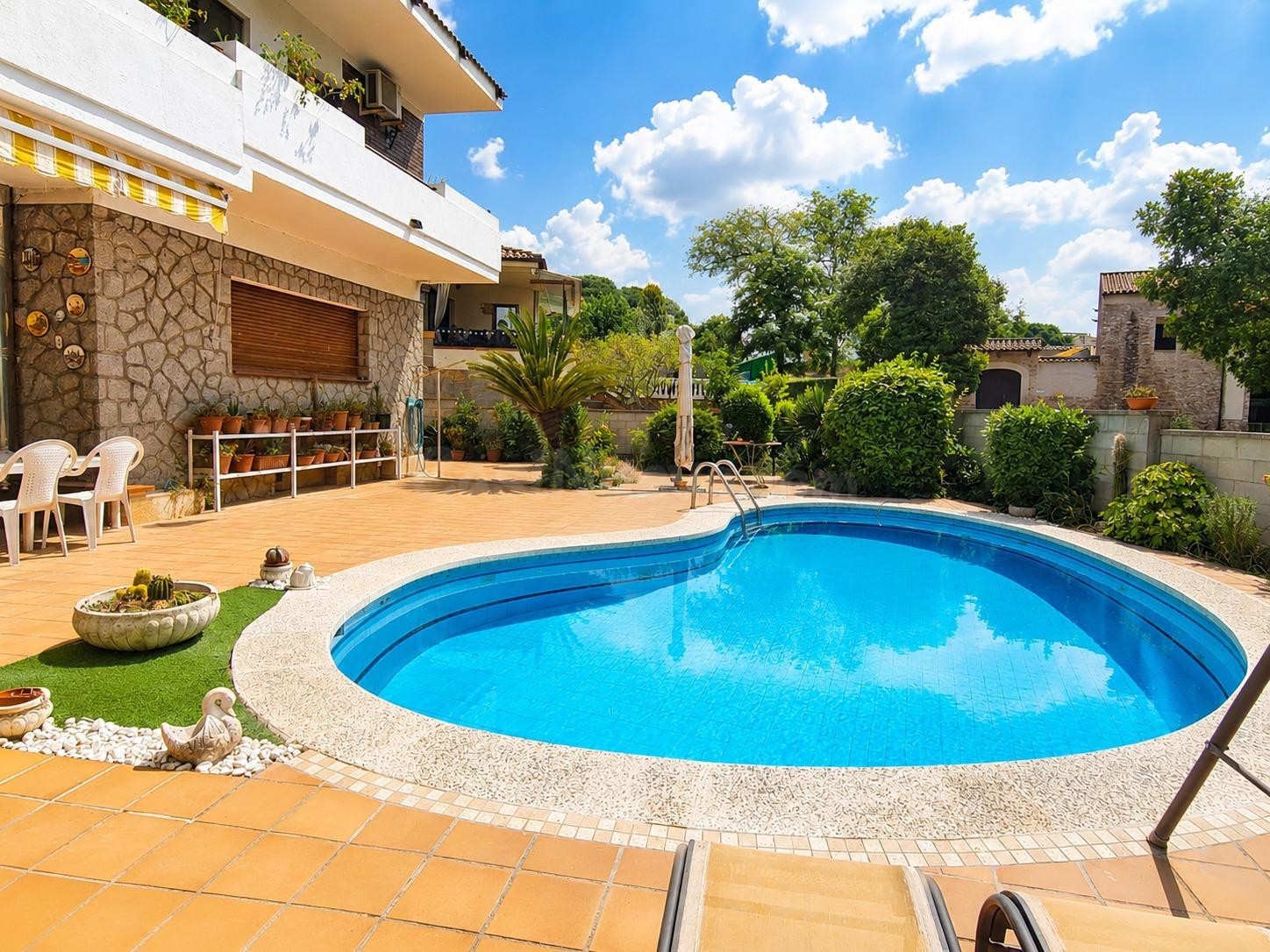 CASA DE 6 DORMITORIOS, 4 TERRAZAS. JARDÍN, PISCINA Y BARBACO