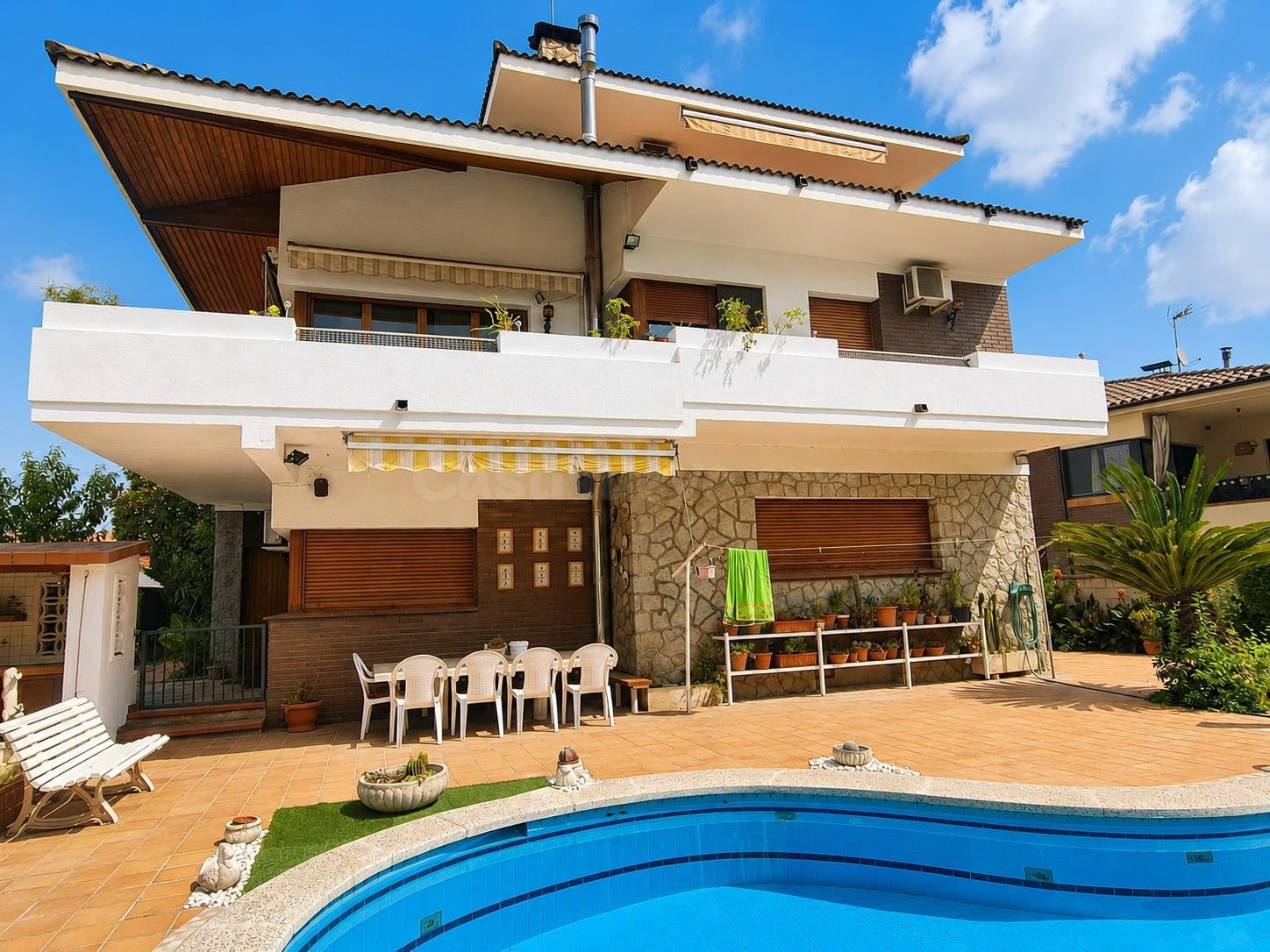 CASA DE 6 DORMITORIOS, 4 TERRAZAS. JARDÍN, PISCINA Y BARBACO - foto 2