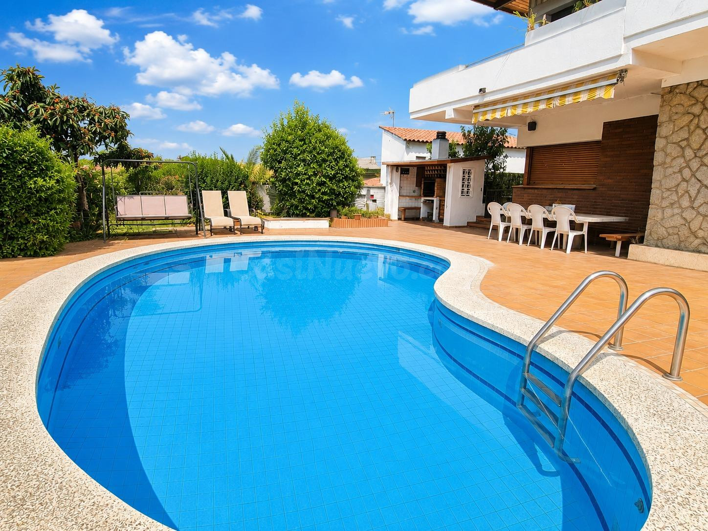 CASA DE 6 DORMITORIOS, 4 TERRAZAS. JARDÍN, PISCINA Y BARBACO - foto 3