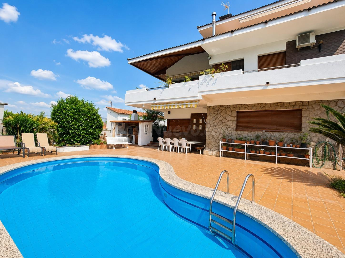CASA DE 6 DORMITORIOS, 4 TERRAZAS. JARDÍN, PISCINA Y BARBACO - foto 4