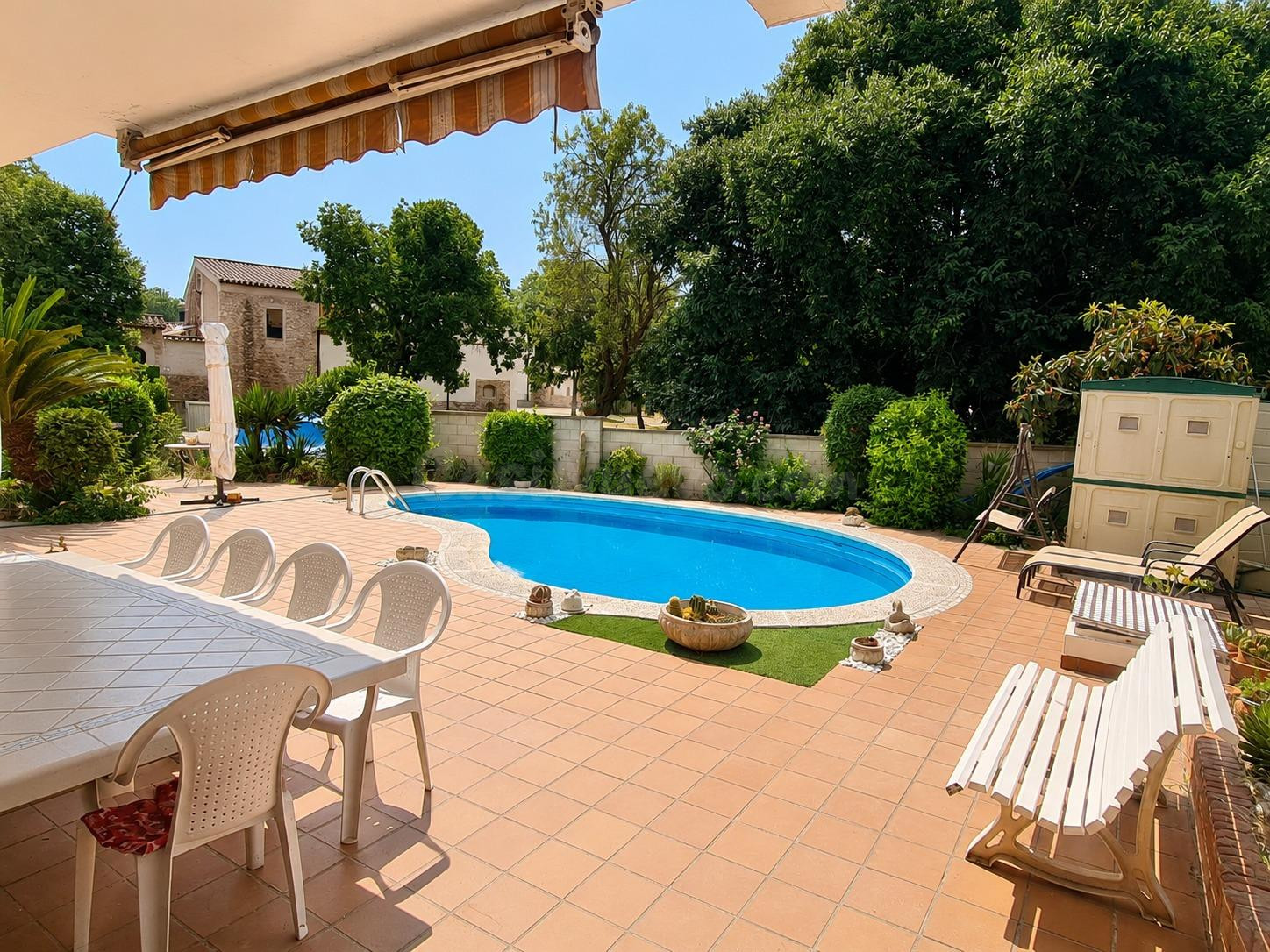 CASA DE 6 DORMITORIOS, 4 TERRAZAS. JARDÍN, PISCINA Y BARBACO - foto 5