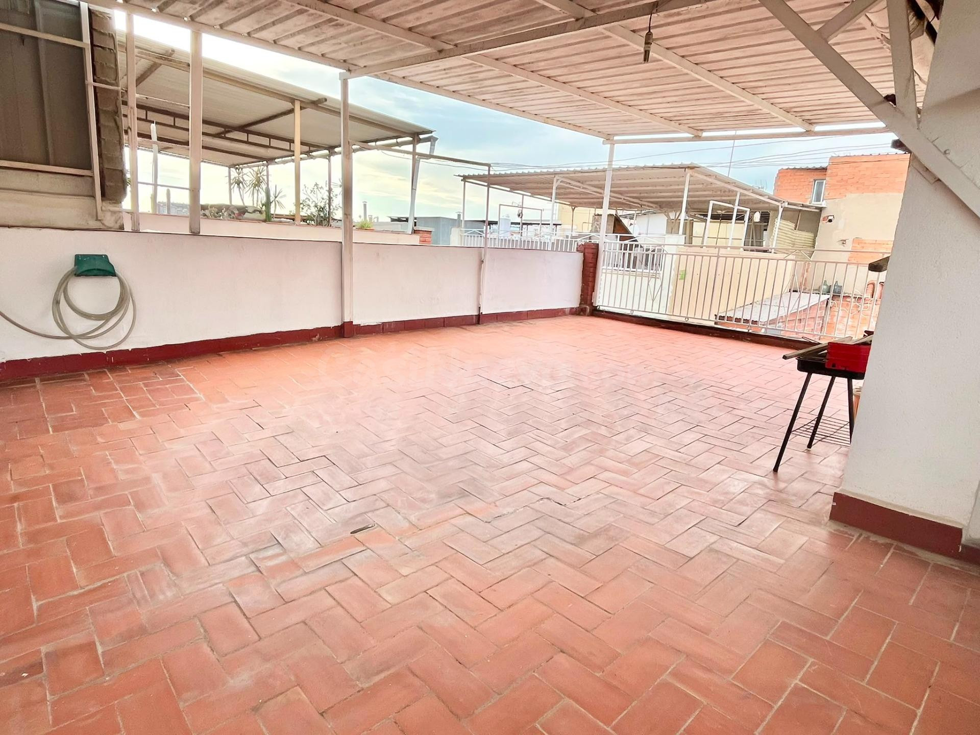 Encantador Adosado en Sabadell - ¡Tu nuevo hogar te espera p - foto 2