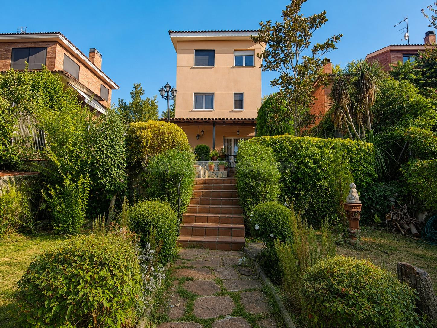 Exclusiva casa a 4 vientos con piscina privada y jardín en M