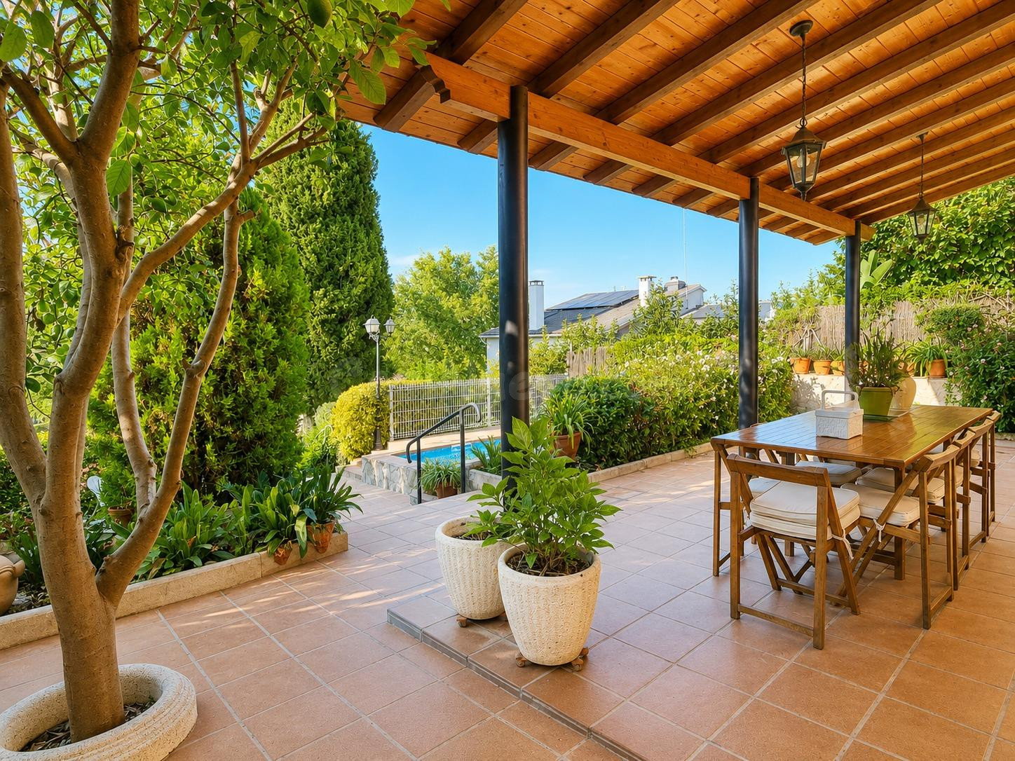 Exclusiva casa a 4 vientos con piscina privada y jardín en M - foto 2
