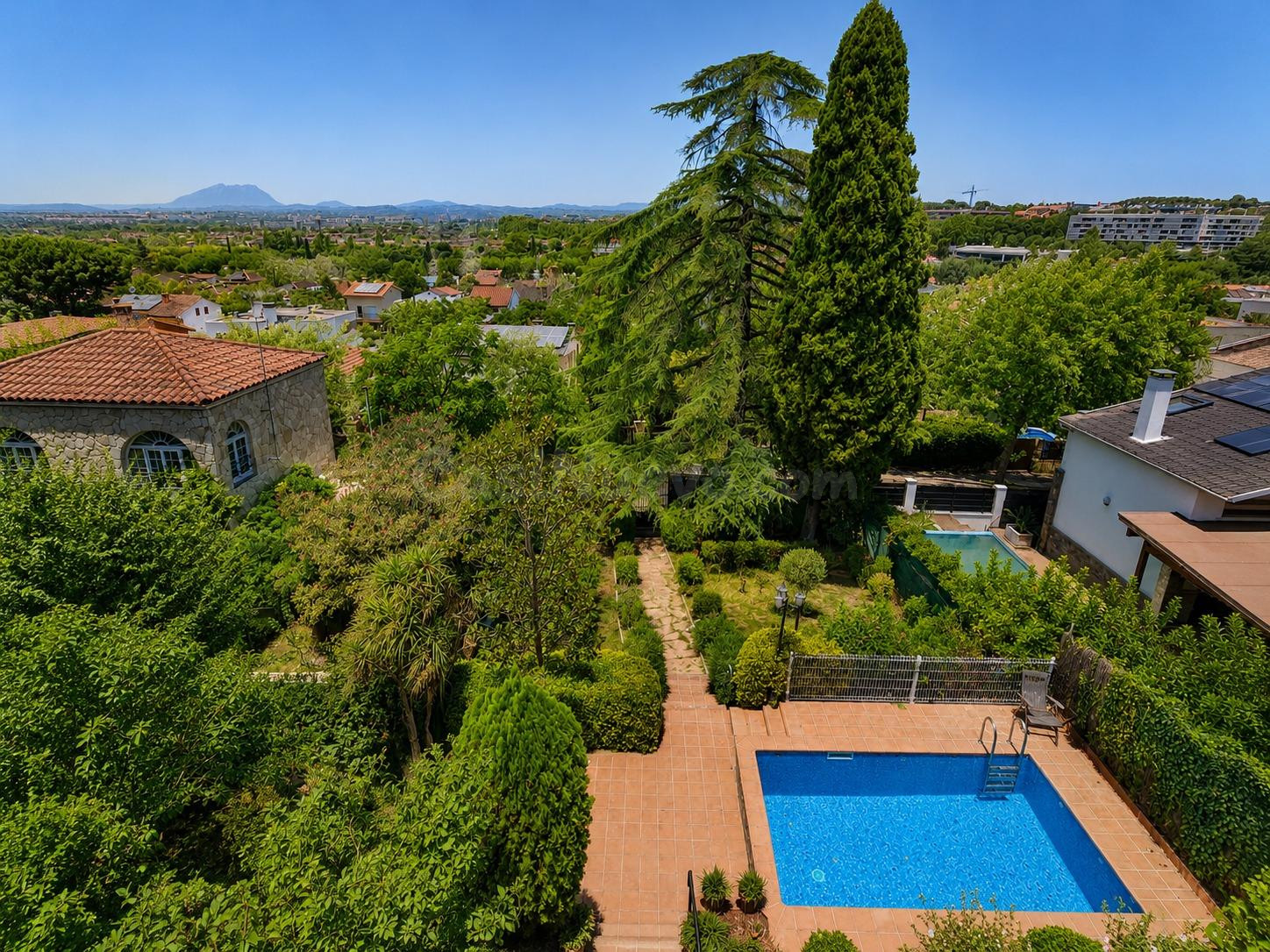 Exclusiva casa a 4 vientos con piscina privada y jardín en M - foto 3