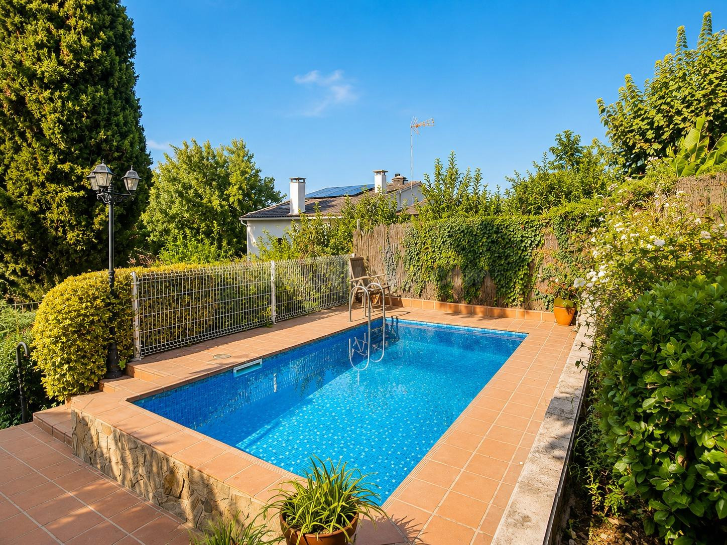 Exclusiva casa a 4 vientos con piscina privada y jardín en M - foto 5