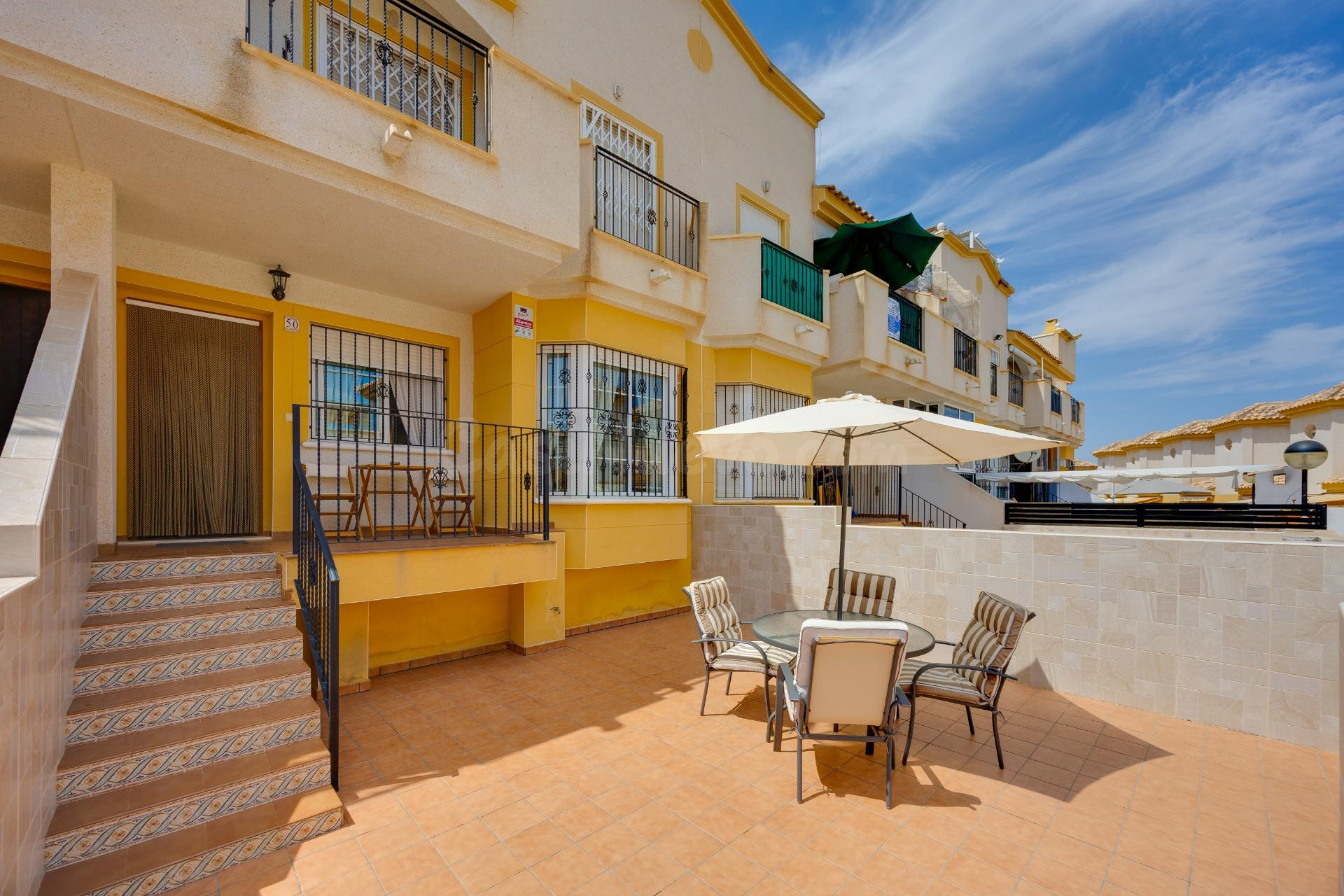BUNGALOW CON 2 JARDINES, GARAJE Y PISCINA COMUNITARIA EN TORREVIEJA, LOS BALCONES