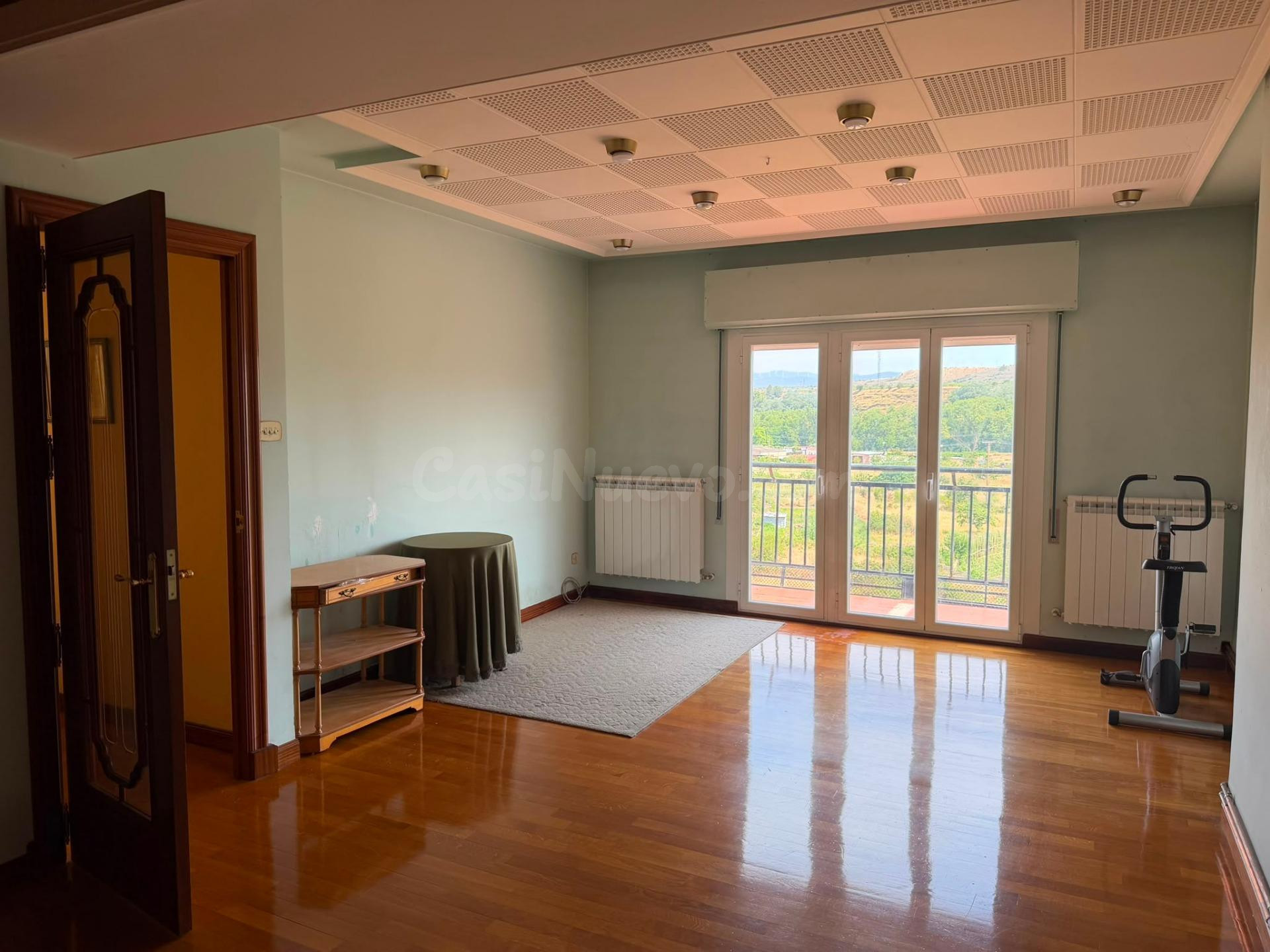 Amplio piso de 5 habitaciones con gran salón, terraza y vist