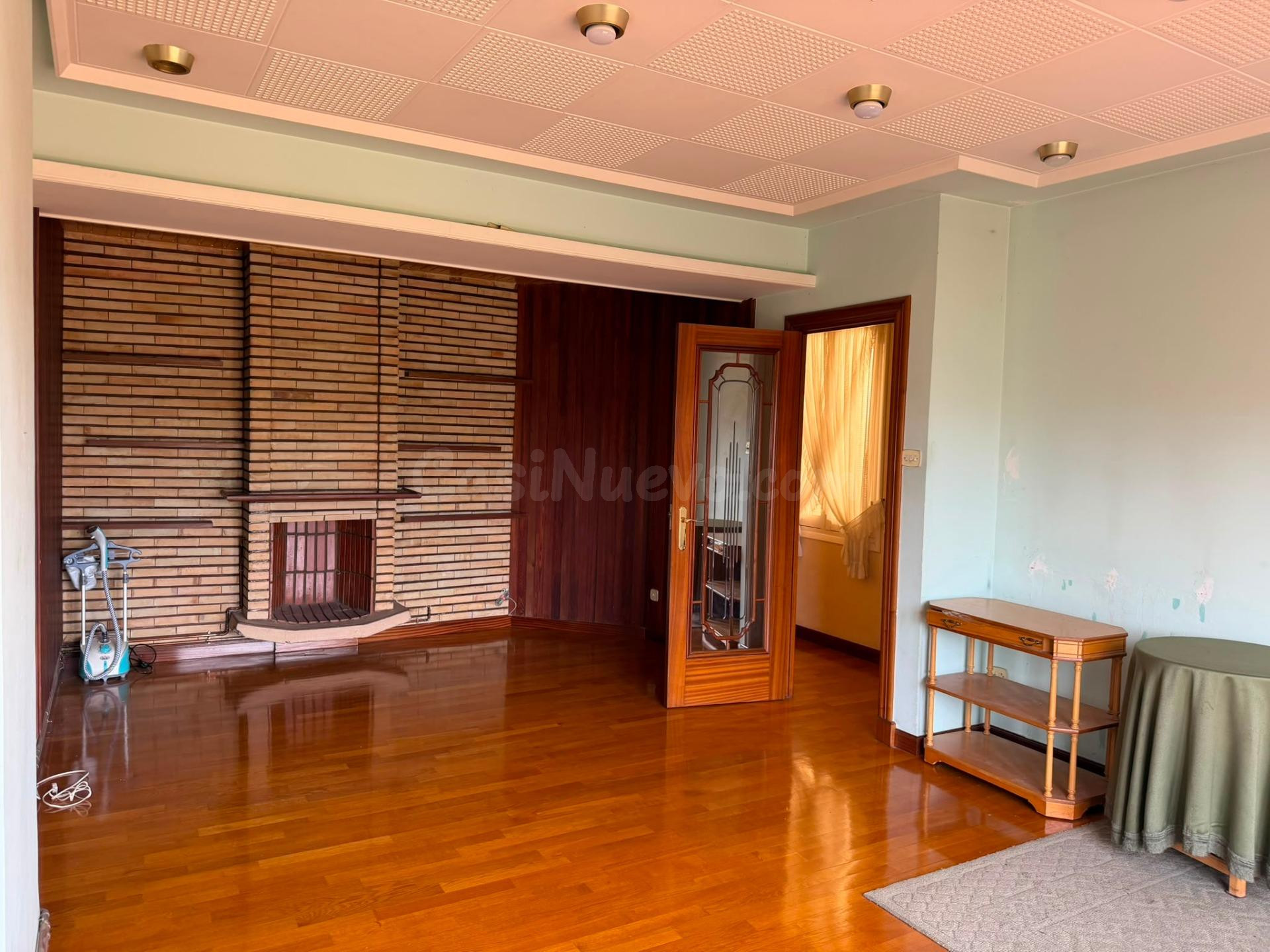 Amplio piso de 5 habitaciones con gran salón, terraza y vist - foto 2