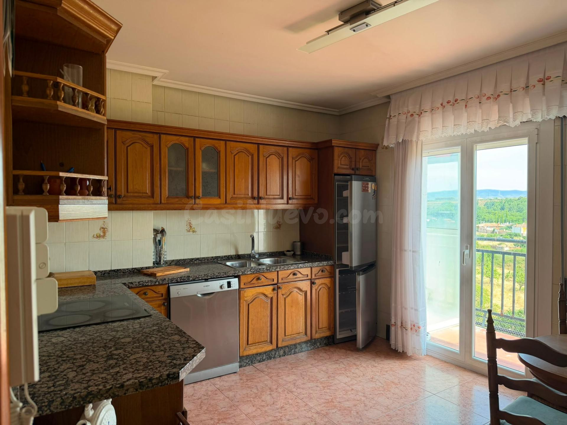 Amplio piso de 5 habitaciones con gran salón, terraza y vist - foto 3