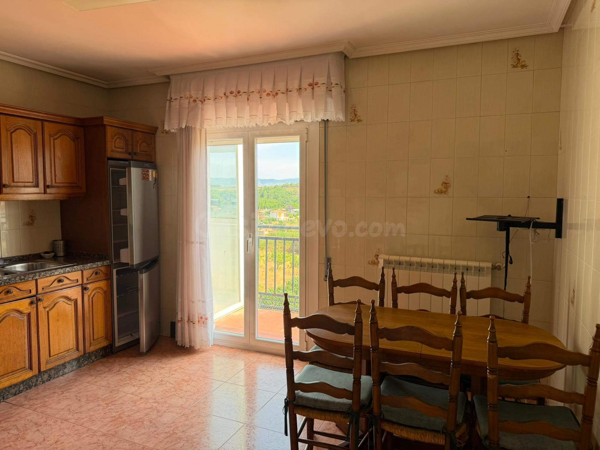 Amplio piso de 5 habitaciones con gran salón, terraza y vist - foto 4