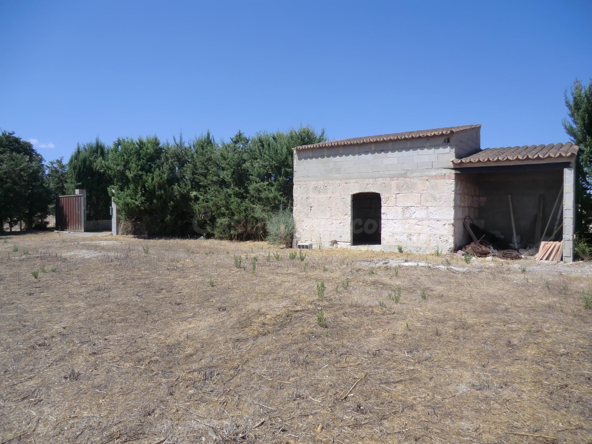 Finca rústica vallada con caseta y pozo