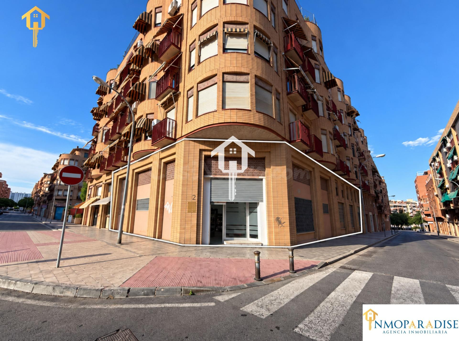 LOCAL COMERCIAL EN VENTA. ZONA DE ALTOZANO. 117m2, A PIE DE 