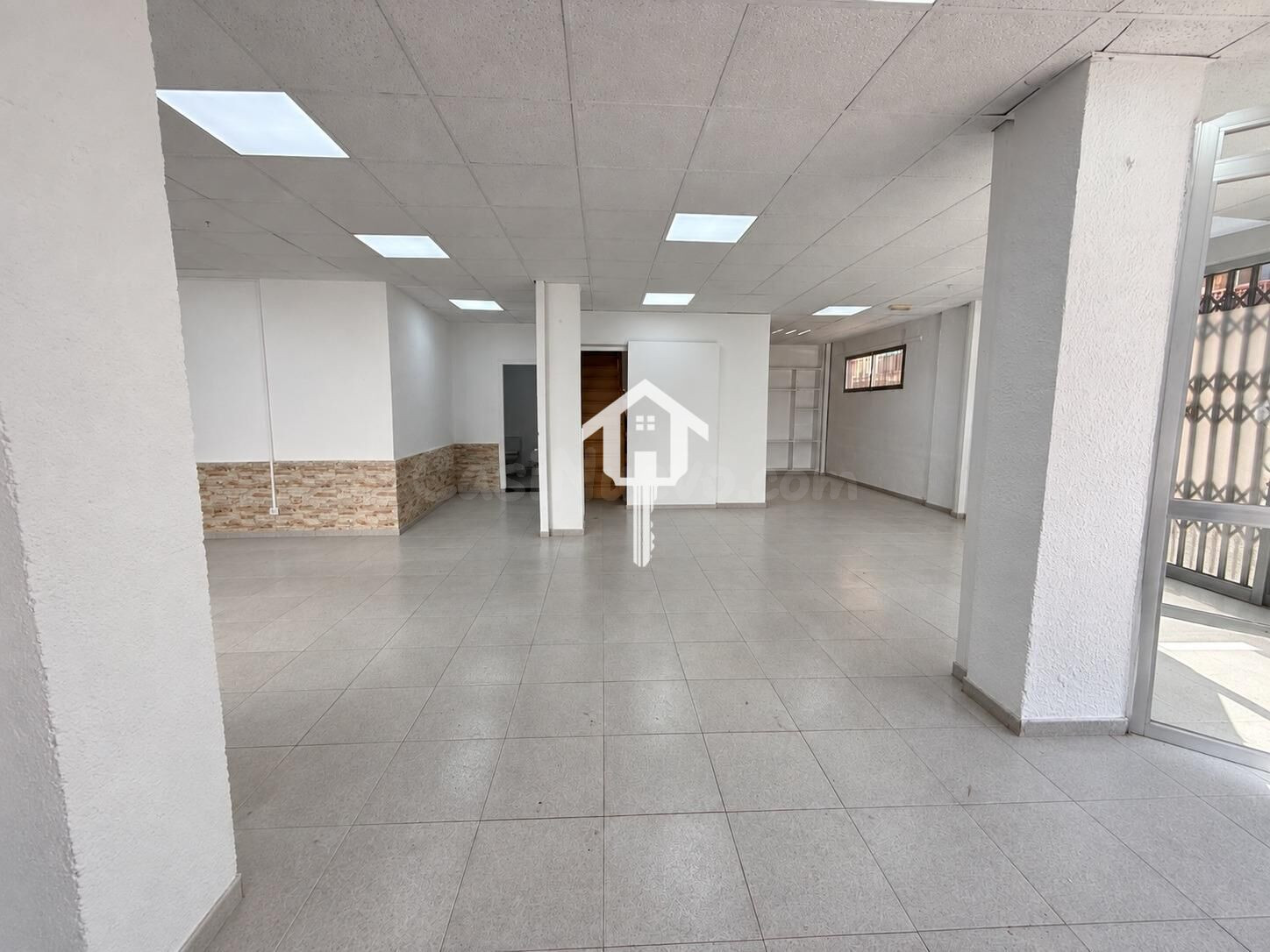 LOCAL COMERCIAL EN VENTA. ZONA DE ALTOZANO. 117m2, A PIE DE  - foto 4