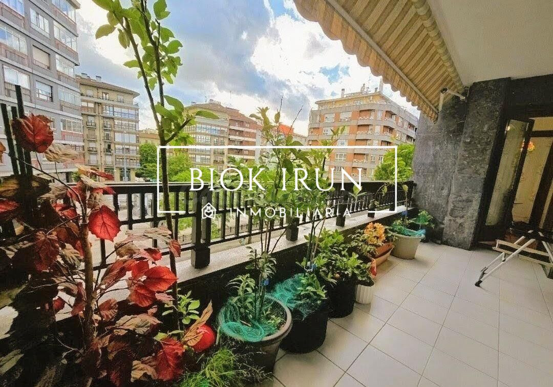 Piso de 4 habitaciones con 2 terrazas, ascensor y garaje opcional en pleno centro de Irún
