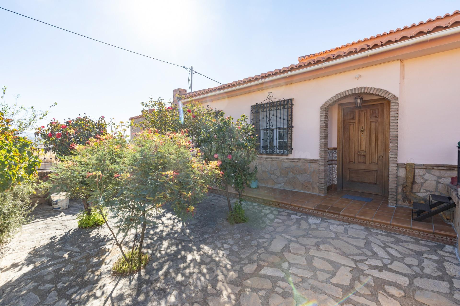 Casa en planta baja con locales comerciales