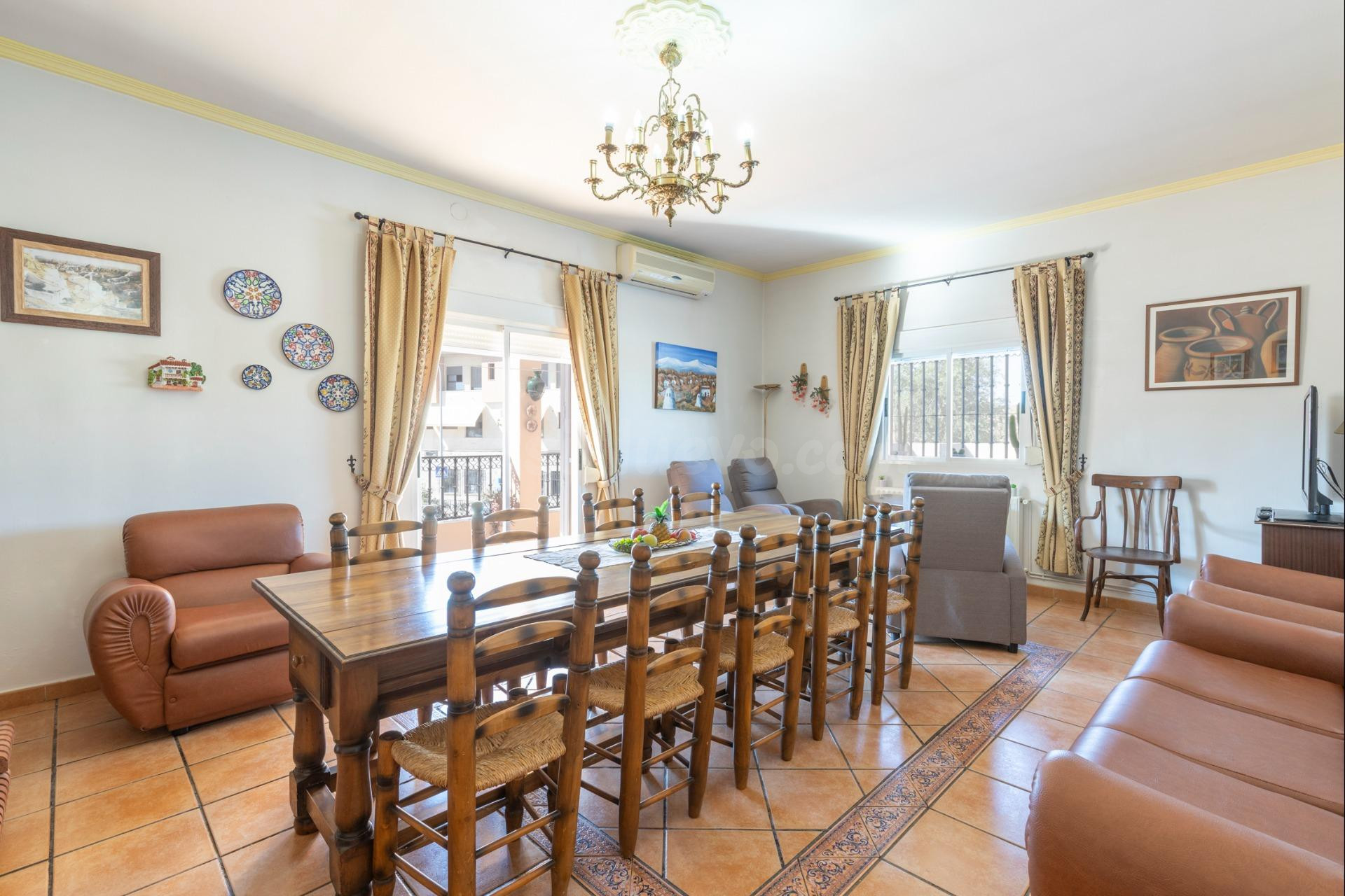 Casa en planta baja con locales comerciales - foto 3