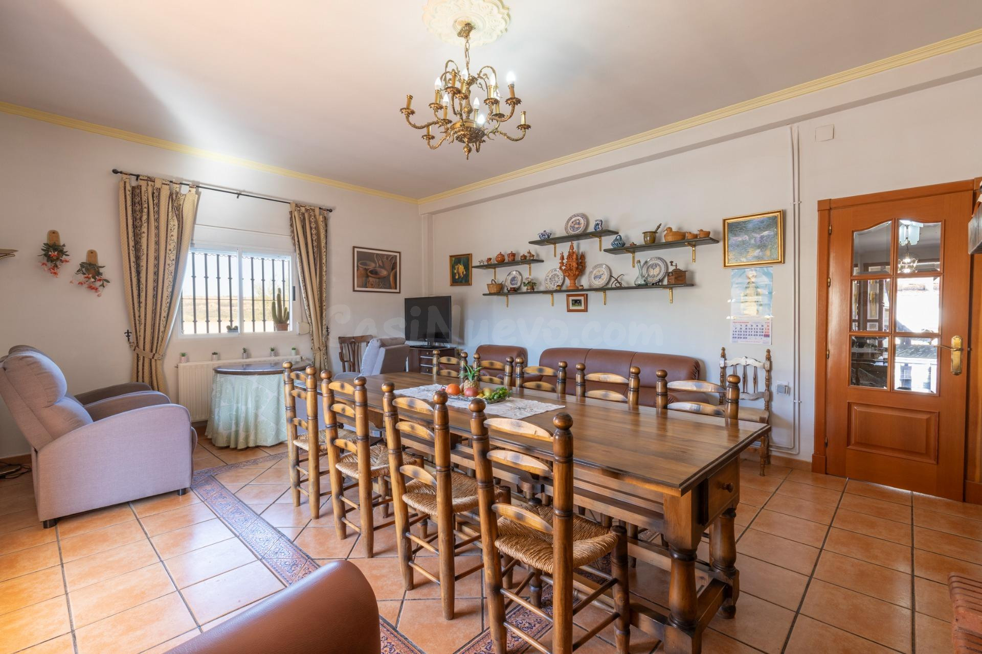 Casa en planta baja con locales comerciales - foto 4
