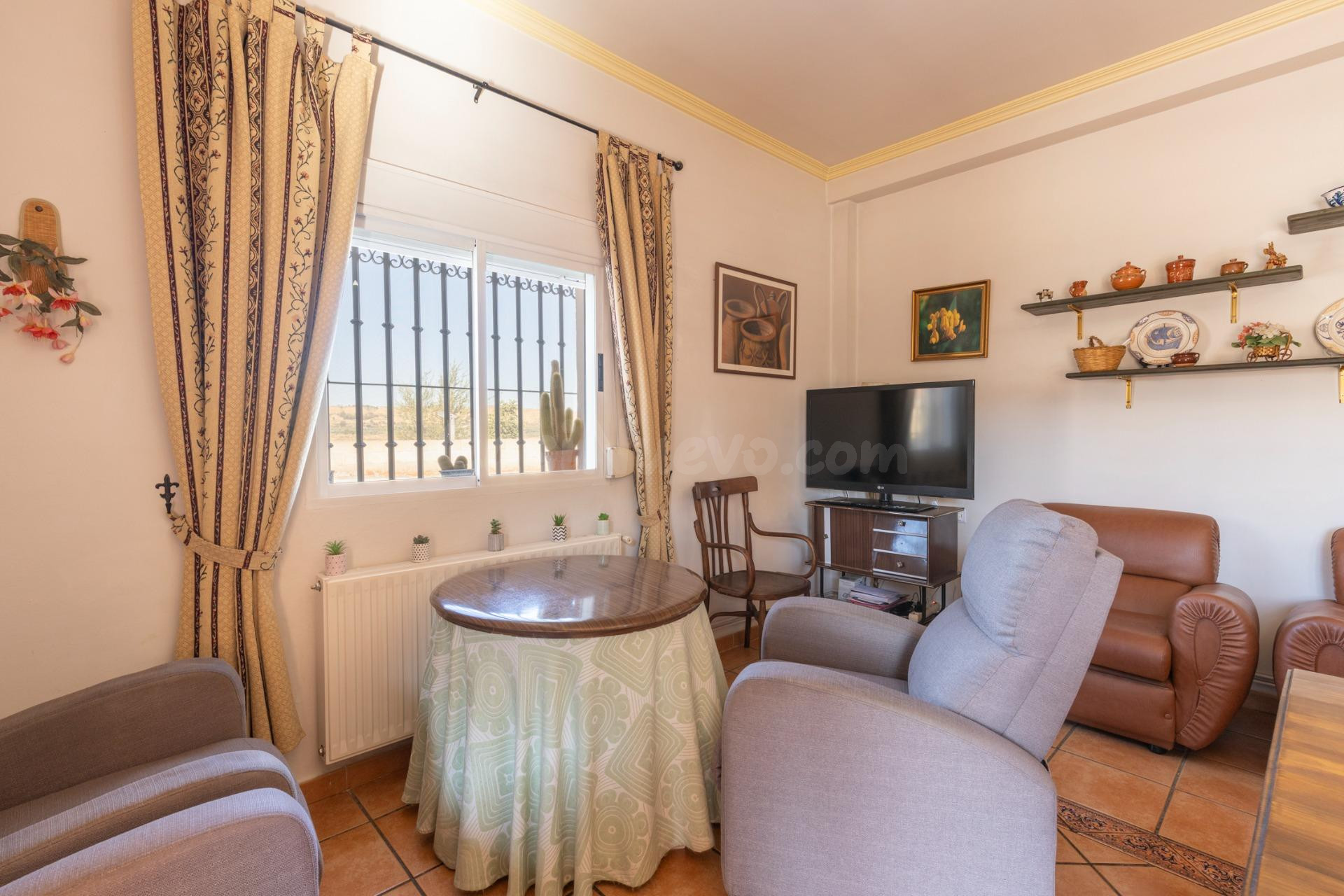 Casa en planta baja con locales comerciales - foto 5