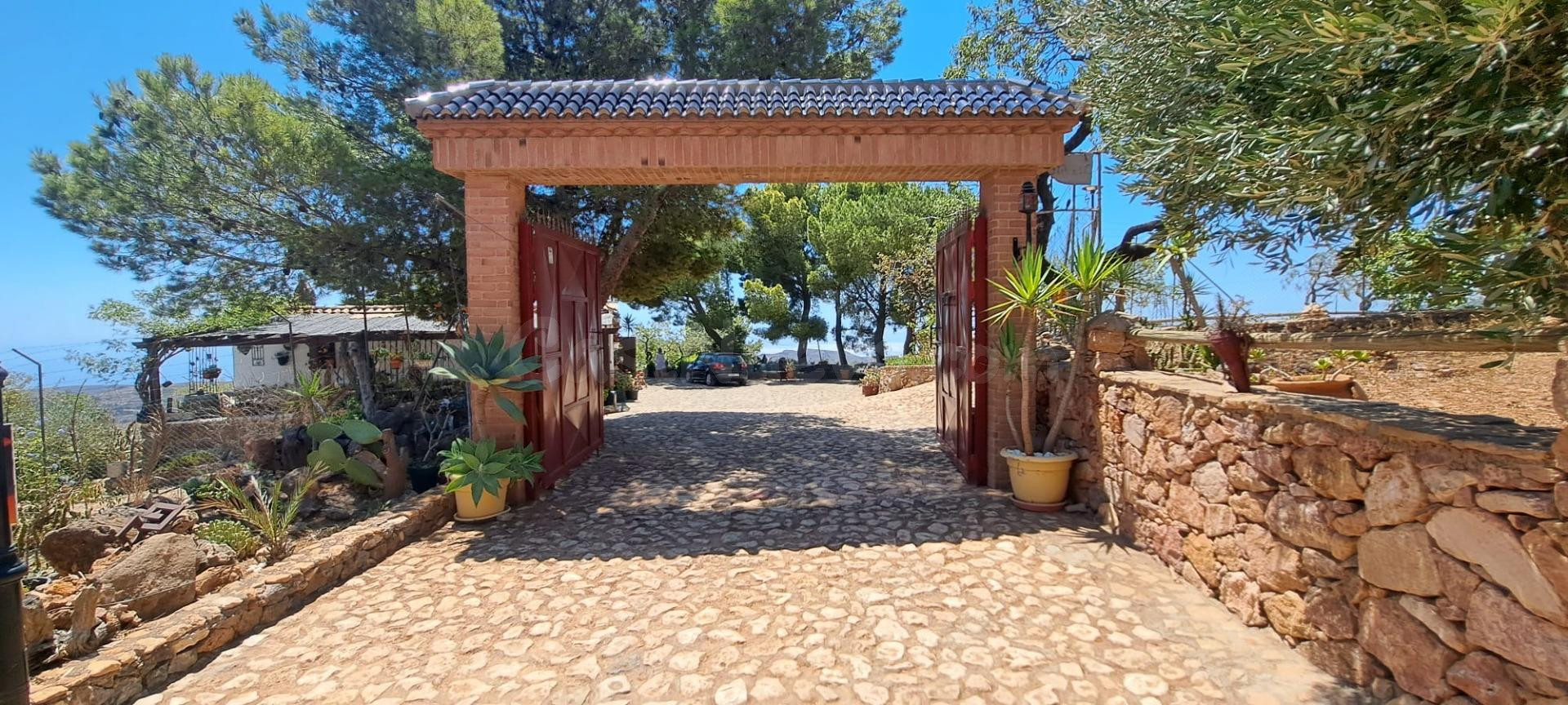 Espectacular finca de 50.000 m2 con vivienda a solo 15 minut