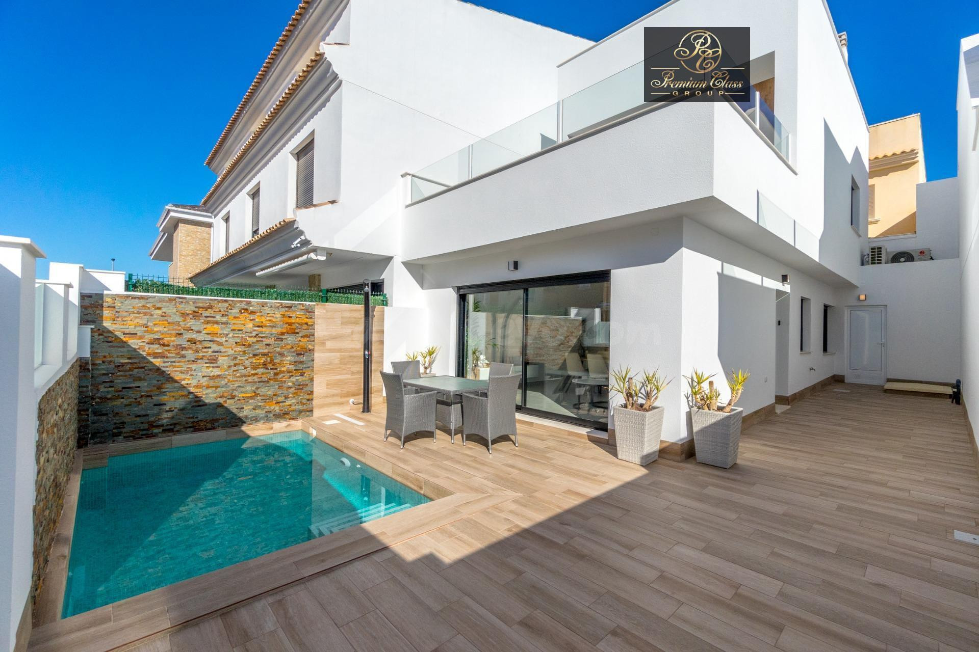 Villas adosadas de nueva construcción con piscina privada en