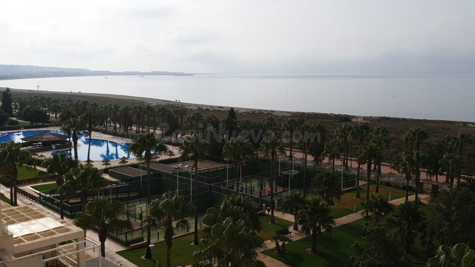 Bajo en primera línea de playa con terraza y orientación sur - foto 2