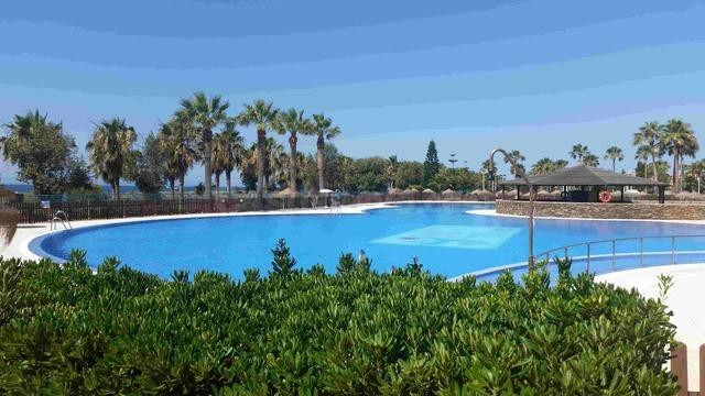 Bajo en primera línea de playa con terraza y orientación sur - foto 3