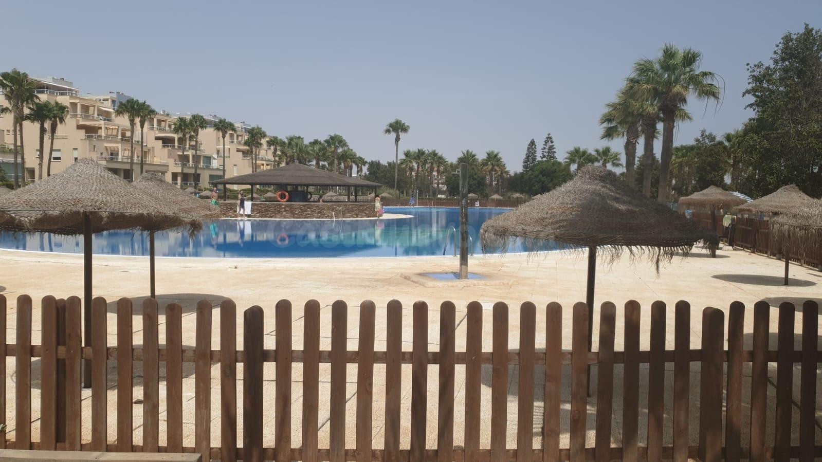Bajo en primera línea de playa con terraza y orientación sur - foto 4