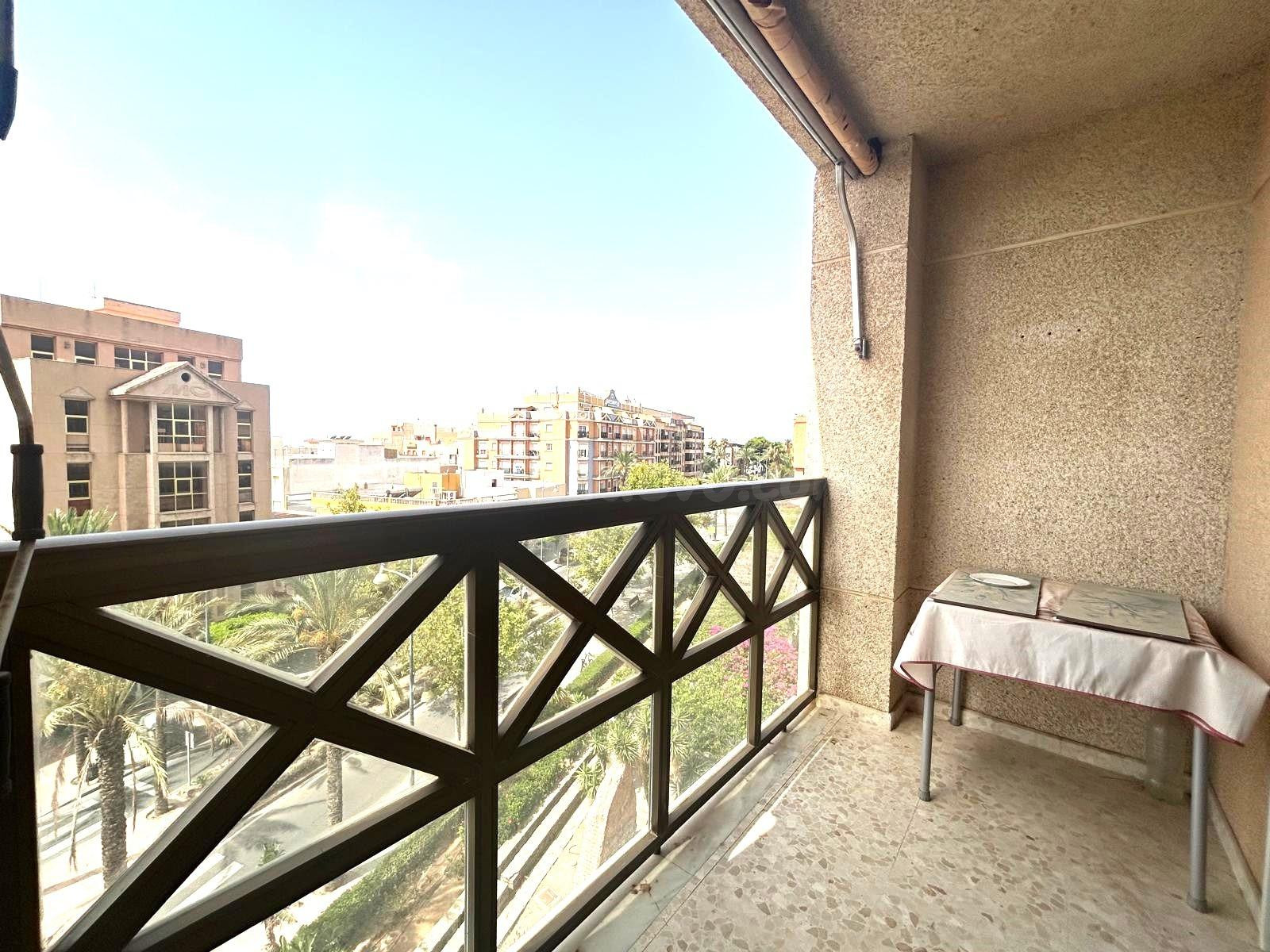 AMPLIO PISO DE 140 m2 CON GARAJE Y TERRAZA EN EL EJIDO! - foto 2