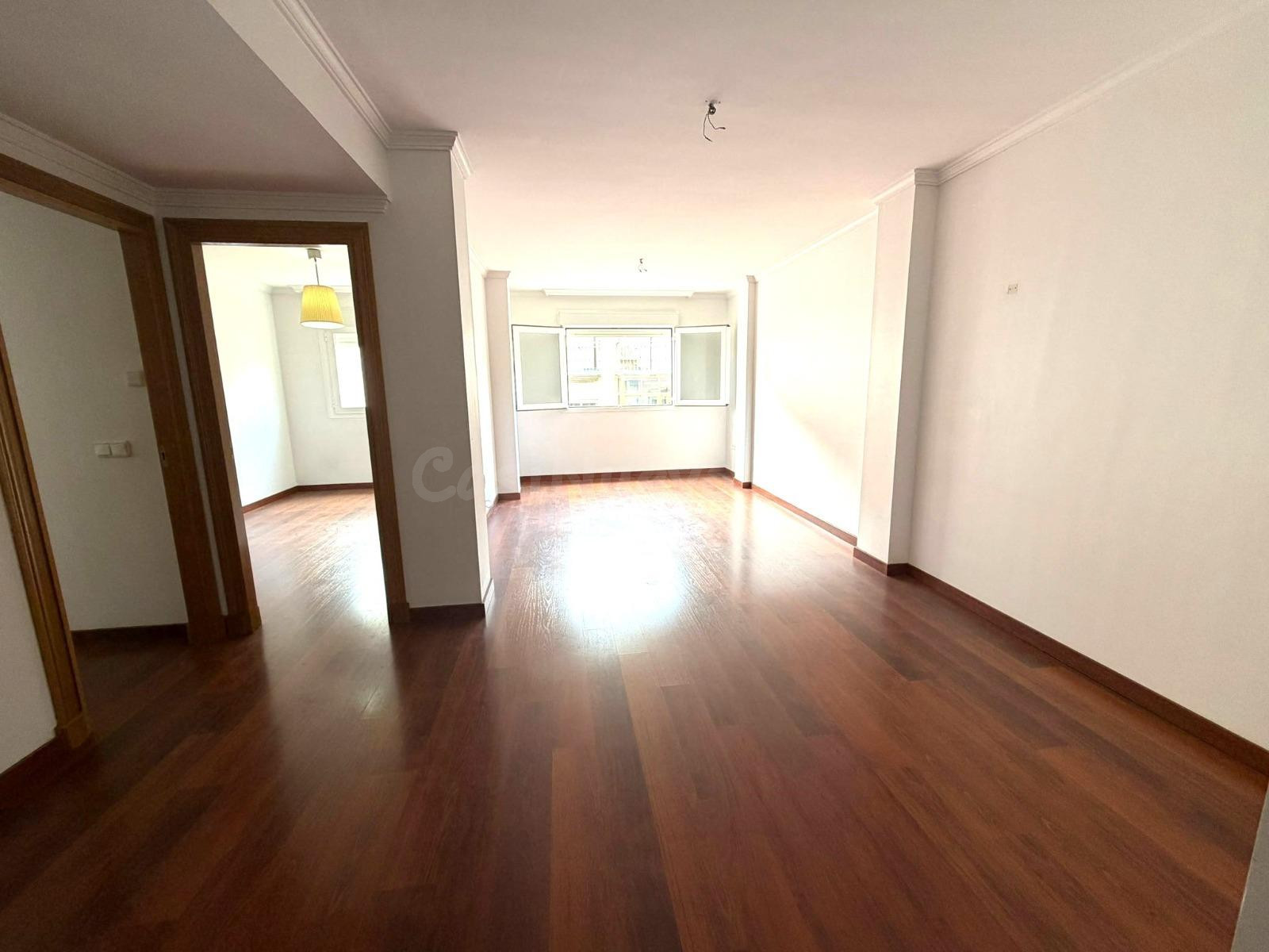 ¡Espectacular piso casi a estrenar en pleno corazón de El Ej