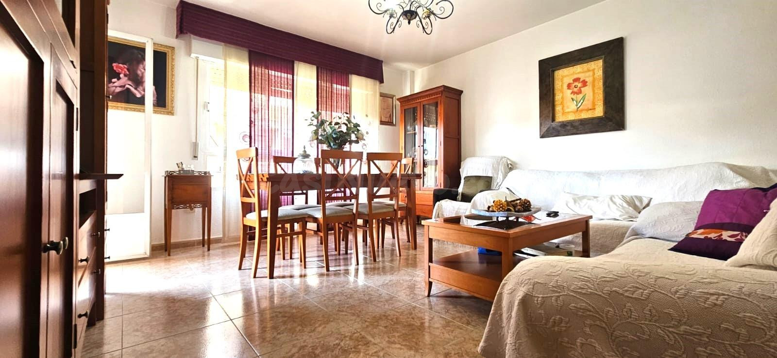 Amplio piso de 4 dormitorios con terraza en el corazón de El