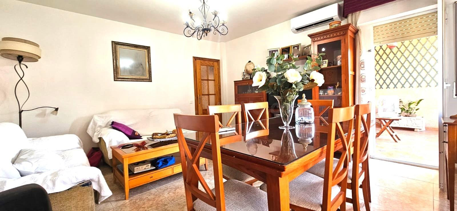 Amplio piso de 4 dormitorios con terraza en el corazón de El - foto 2