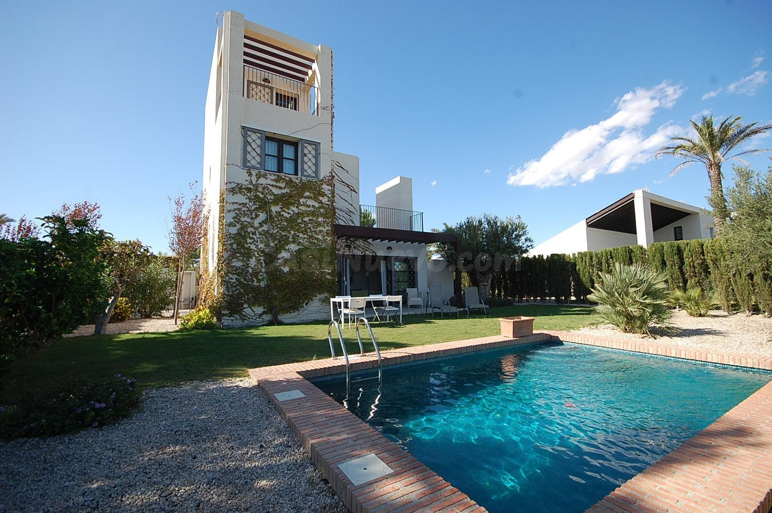 Elegantes villas independientes con piscina privada en Peral