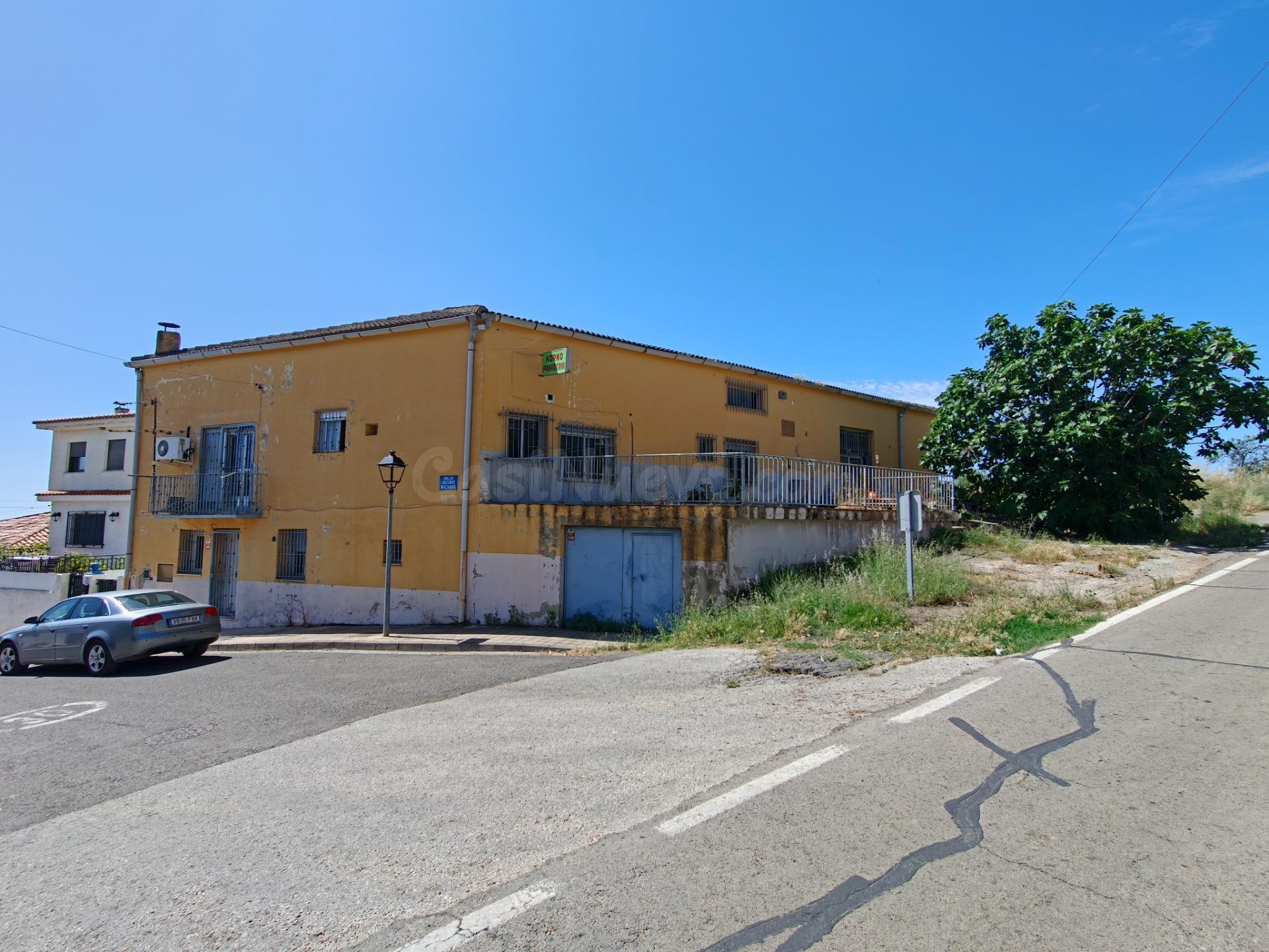 Casa con local comercial