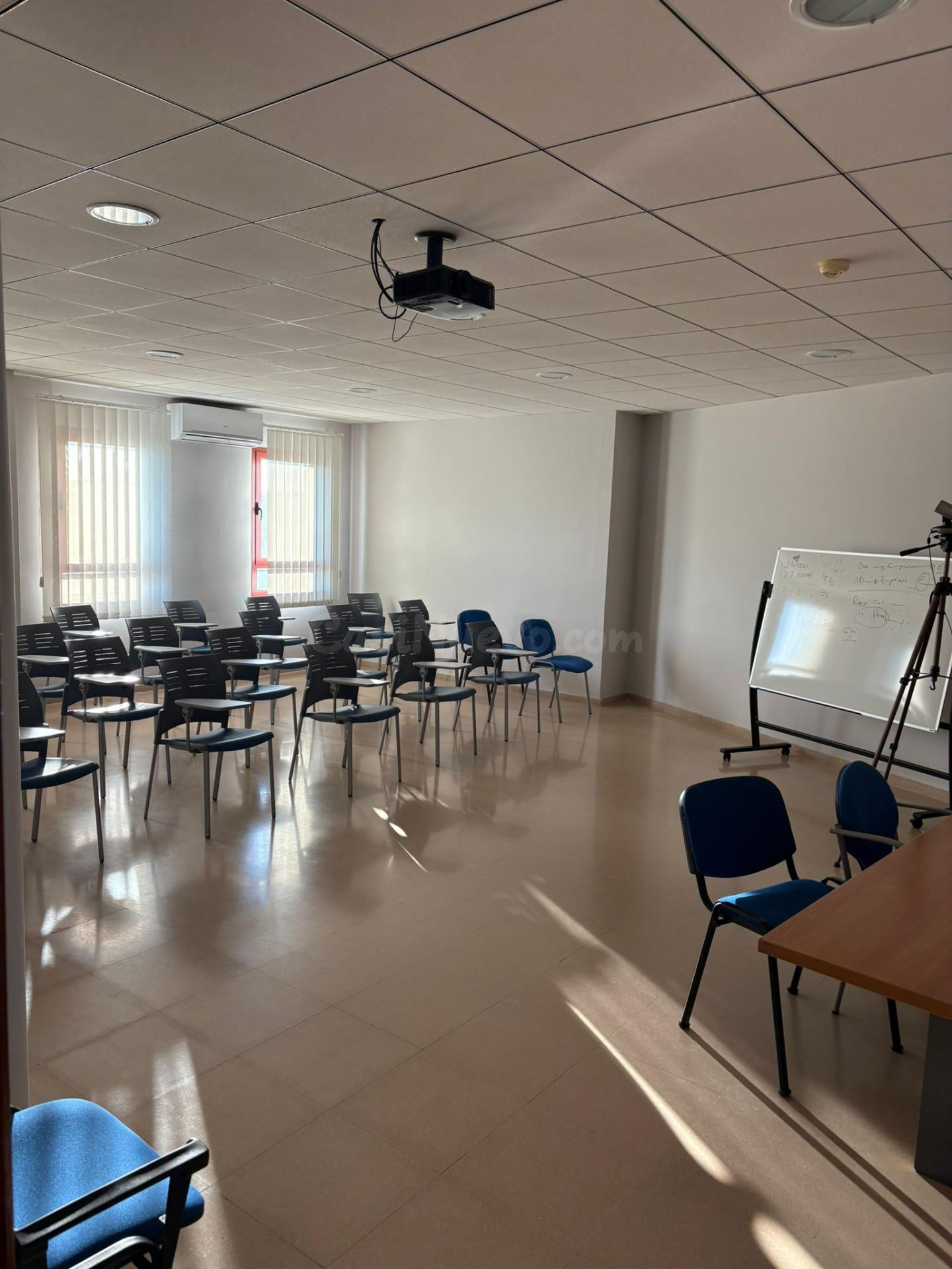 OFICINAS DISPONIBLES EN EDIFICIO DE NEGOCIOS EN ALMENDRALEJO - foto 5