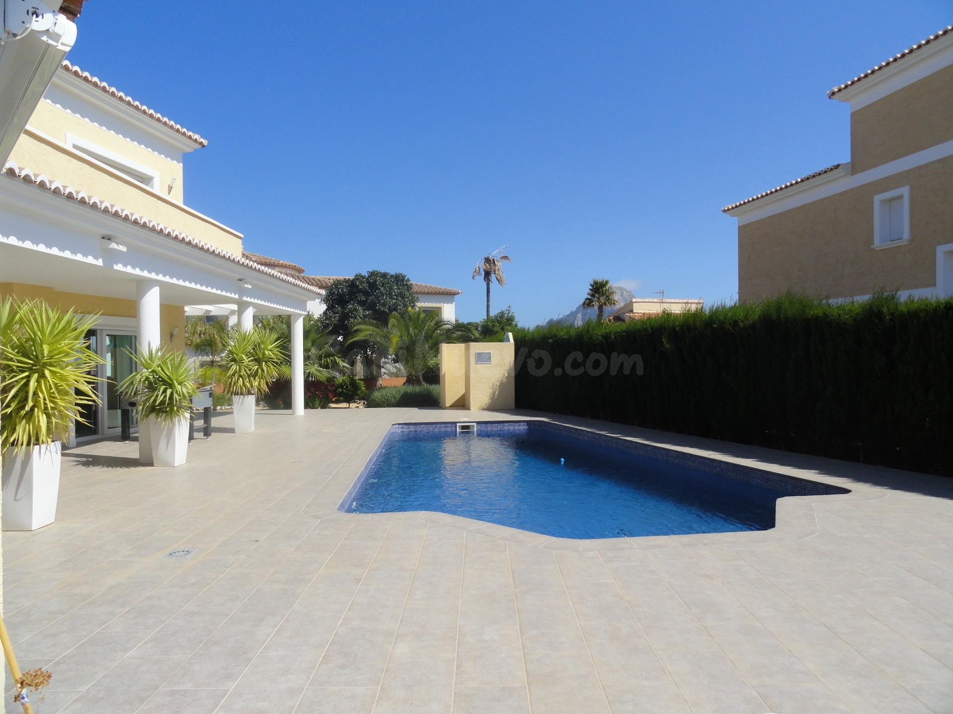 Elegante villa espaciosa, con jardín tropical y piscina priv - foto 3