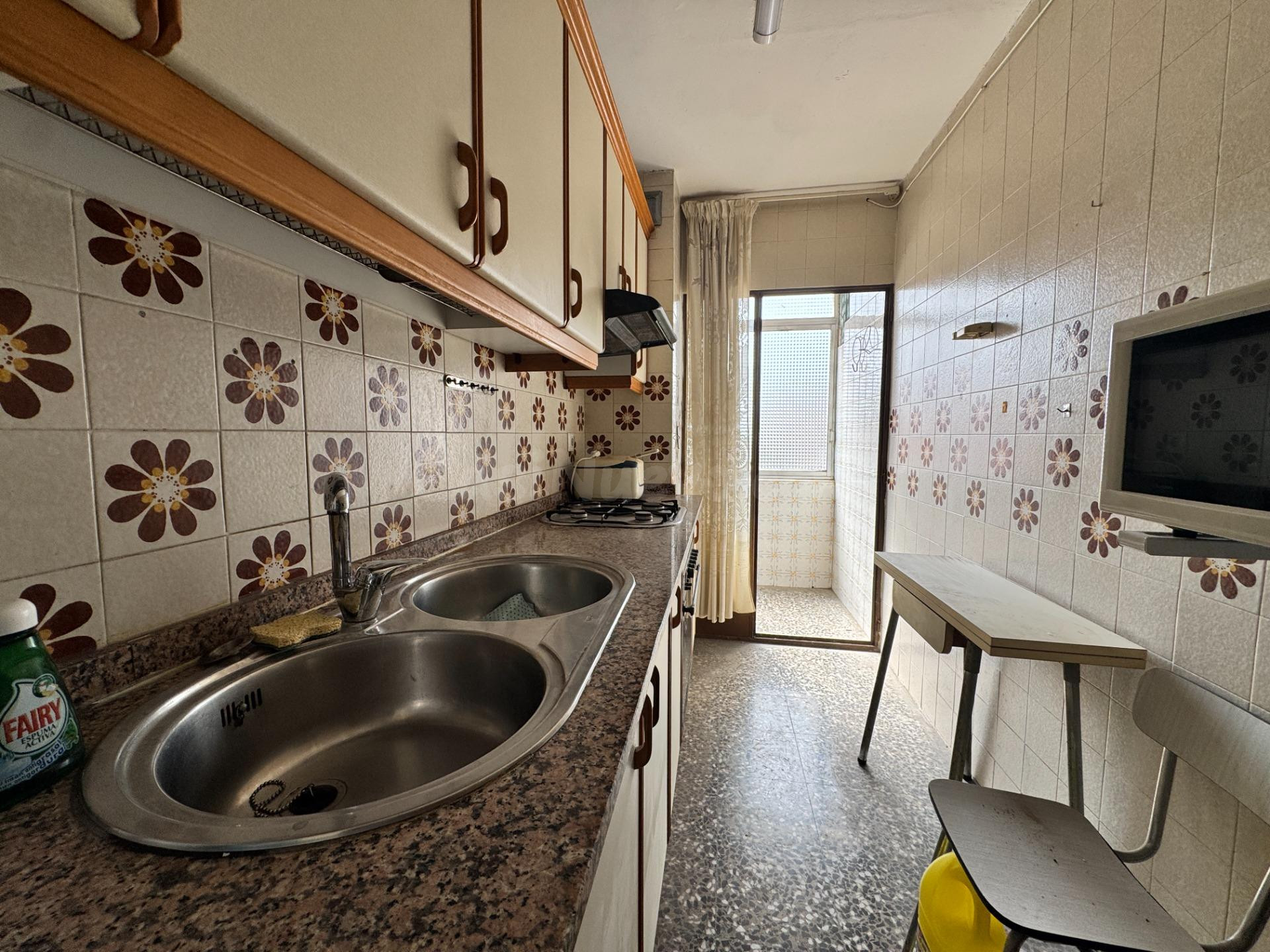 Piso esquinero de 87 m2 con terraza y gran potencial de refo
