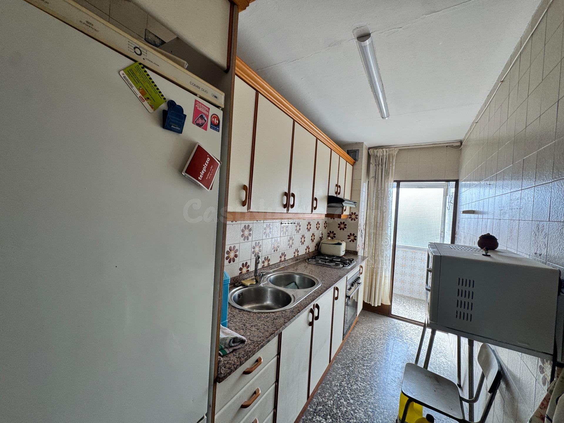 Piso esquinero de 87 m2 con terraza y gran potencial de refo - foto 2